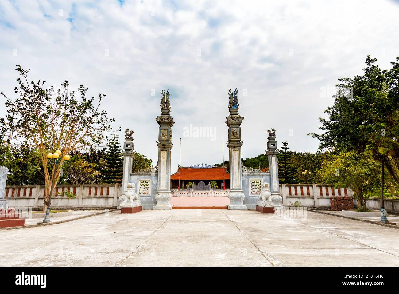 Dinh Pagode auf der Insel Quan Lan, Bai TU Long Bay, Vietnam. Foto aufgenommen in Südostasien, Ha Long Gebiet. Stockfoto