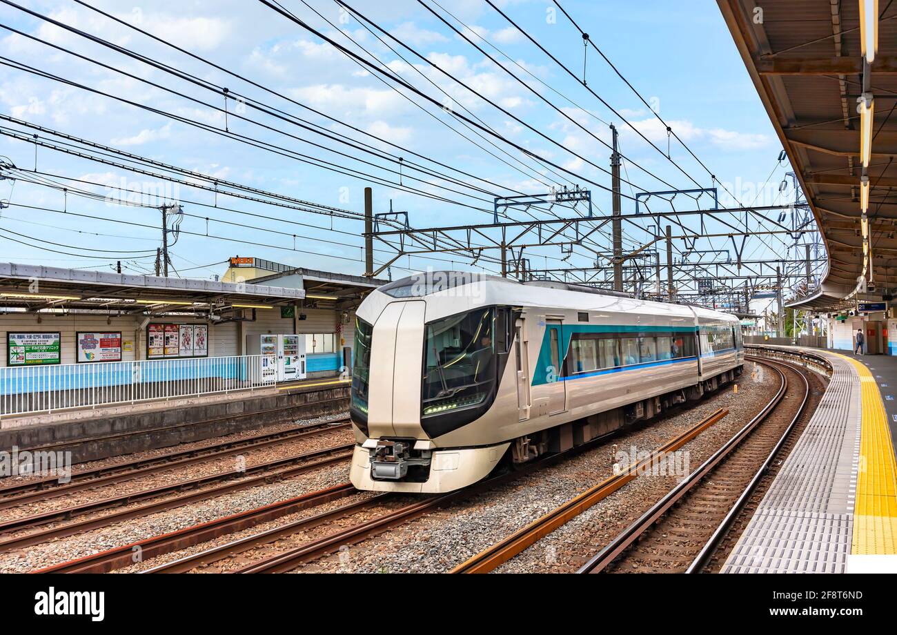 tokio, japan - november 13 2019: Futuristische Tobu 500 Serie limitierten Expresszug gebrandmarkt Revaty Kontraktion der Worte Vielfalt und Freiheit Weitergabe auf t Stockfoto