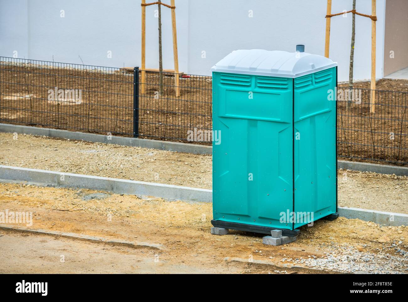 Mieten Sie eine mobile Toilette für die Bauarbeiter. Service eines regionalen Lieferanten- und Dienstleistungsunternehmens. Copyspace Stockfoto