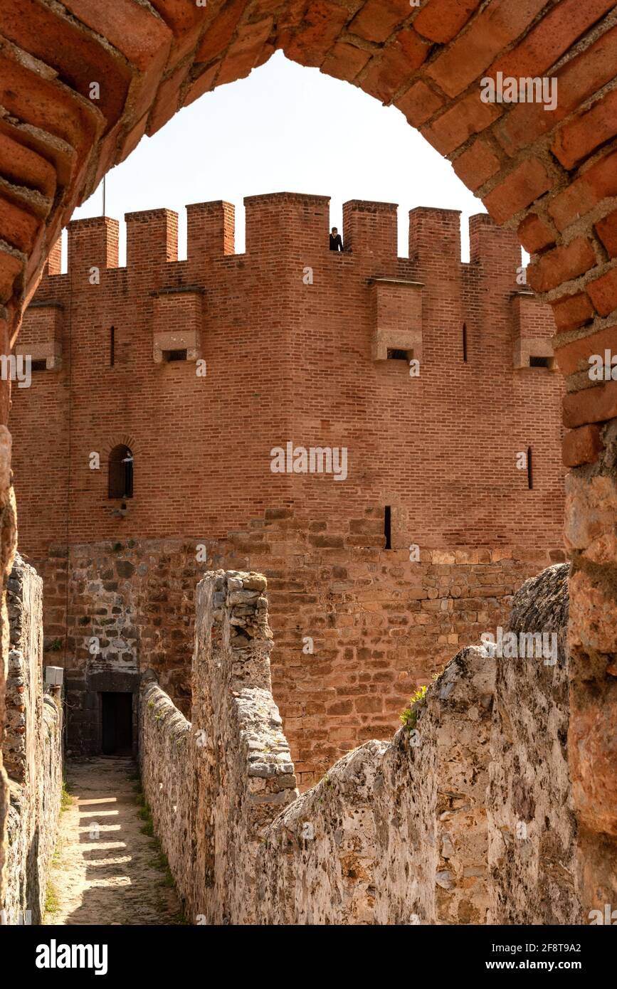 Alanya, Türkei. 7. April 2021 Blick auf den Kizi Kule oder den Roten Turm von den historischen alten Burgmauern, Alanya Hafen, auf das türkische Mittelmeer Stockfoto