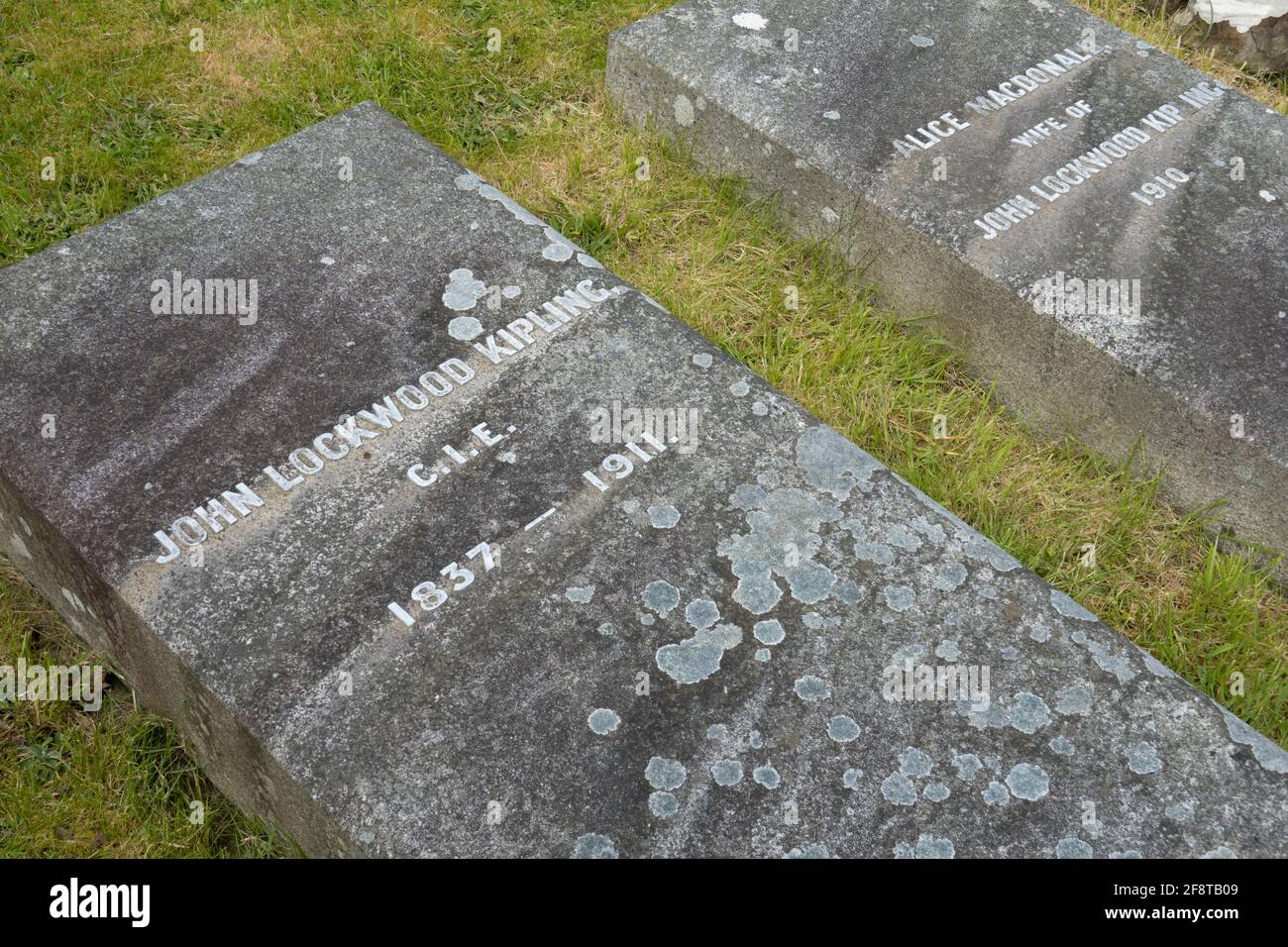 Die Gräber der Eltern des berühmten Autors Rudyard Kipling im Kirchhof der St. John's Church, Tisbury, Wiltshire, England, Vereinigtes Königreich Stockfoto