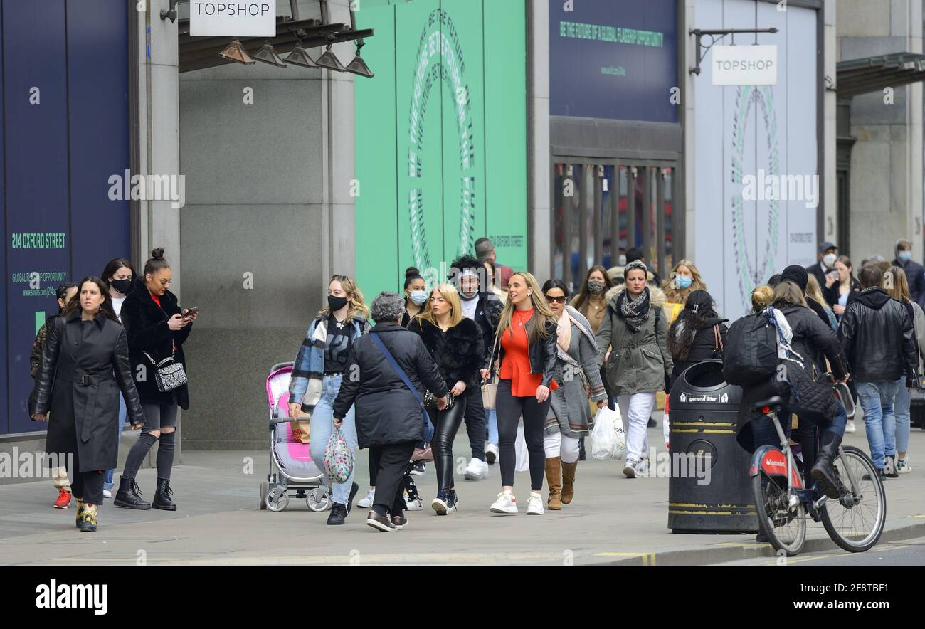 London, England, Großbritannien. Shopper in der Oxford Street kurz nach der Lockerung der COVID-Sperre, April 2021 Stockfoto