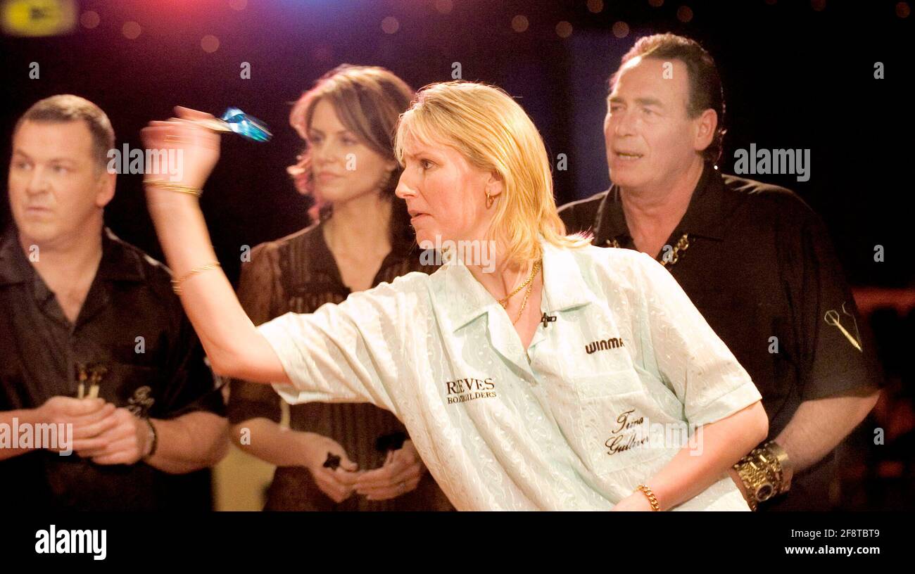 WELTBERÜHMTE CHAMPS AM SEE. TRINA GULLIVER UND BEV TURNER SPIELEN MIT BOBBY GEORGE UND RAY STUBBS (RECHTS) BILD DAVID ASHDOWNDARTS Stockfoto