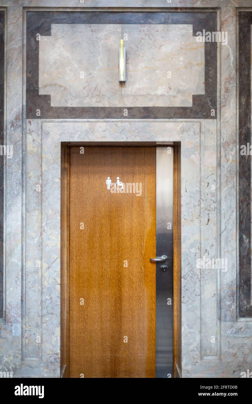 Hölzerne Toilette Für Männer Türmuseum Wien Österreich Stockfoto