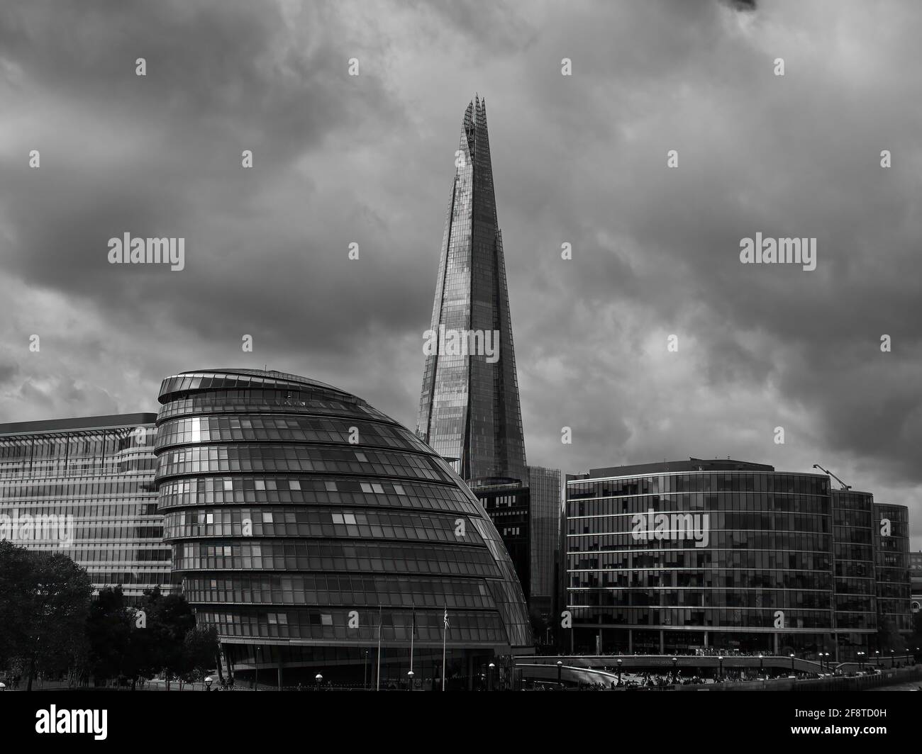 Der Großraum London Assembly Local Government Complex und der Shard Wolkenkratzer vor einem dramatischen und unheimlich bewölkten Himmel. Stockfoto