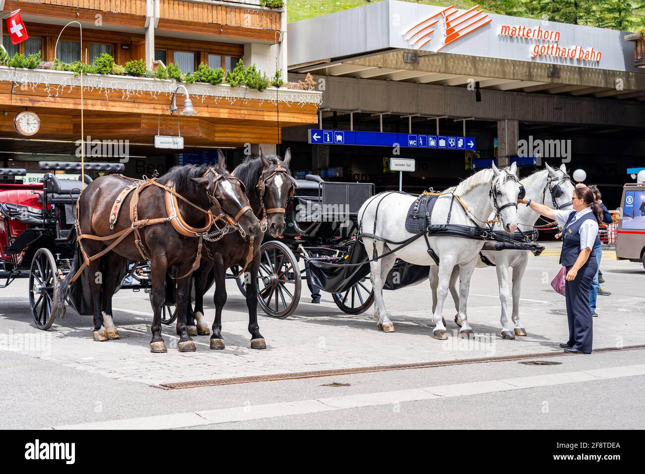 ZERMATT, SCHWEIZ - 22. JUNI 2019: Pferdewagen im Zentrum der Stadt Zermatt, Kanton Wallis, Schweiz Stockfoto