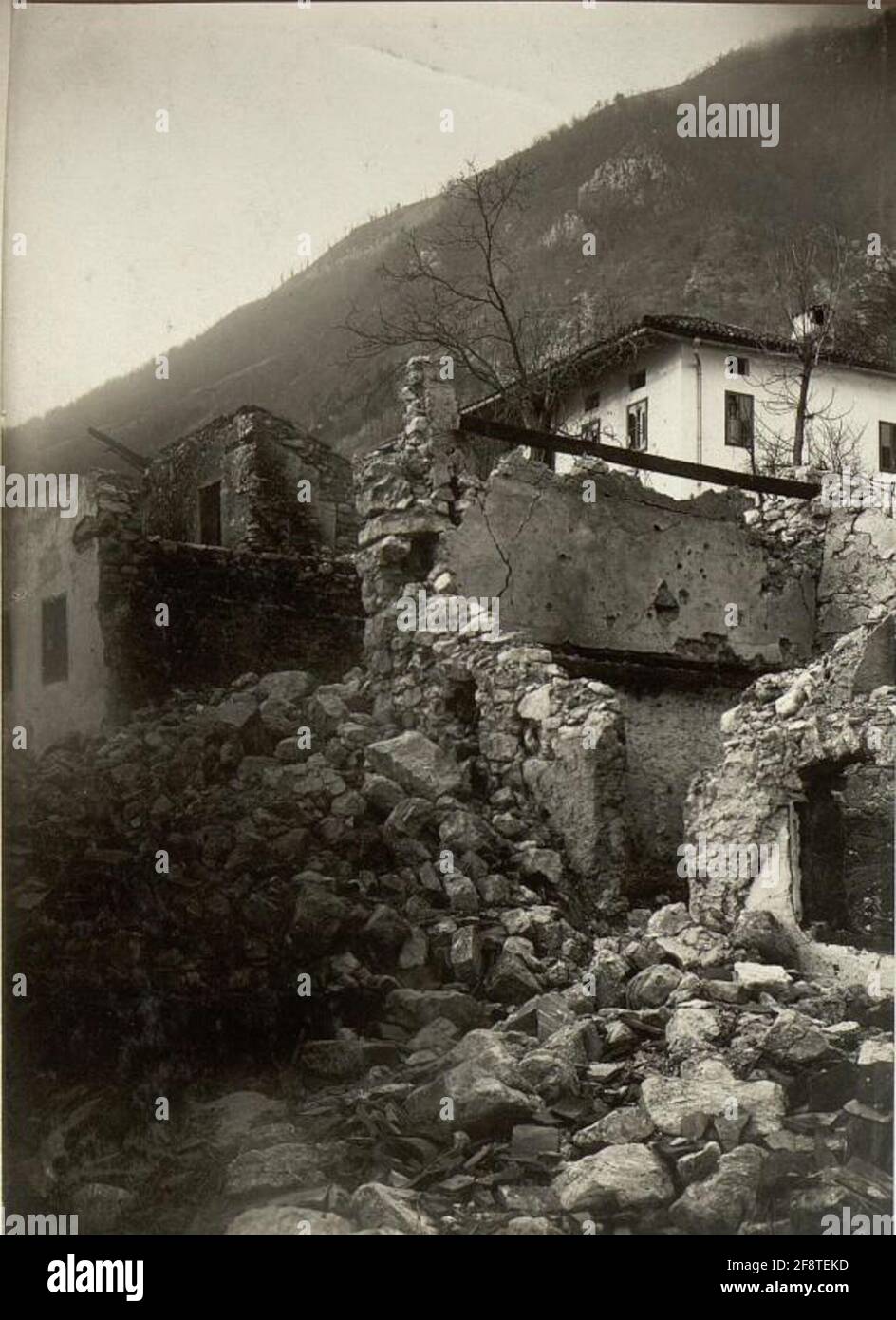Zerstörtes Haus in Zatolmin. . Stockfoto