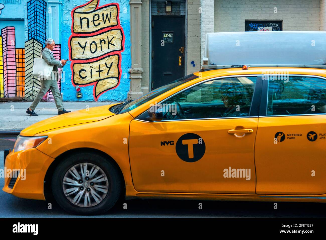 Gelbes Taxi und New york City Buchstaben Graffiti Kunst Wandbild Von dem Künstler Dirt Cobain an der südwestlichen Ecke von West 24th Street an der Sixth Avenue Manhatt Stockfoto