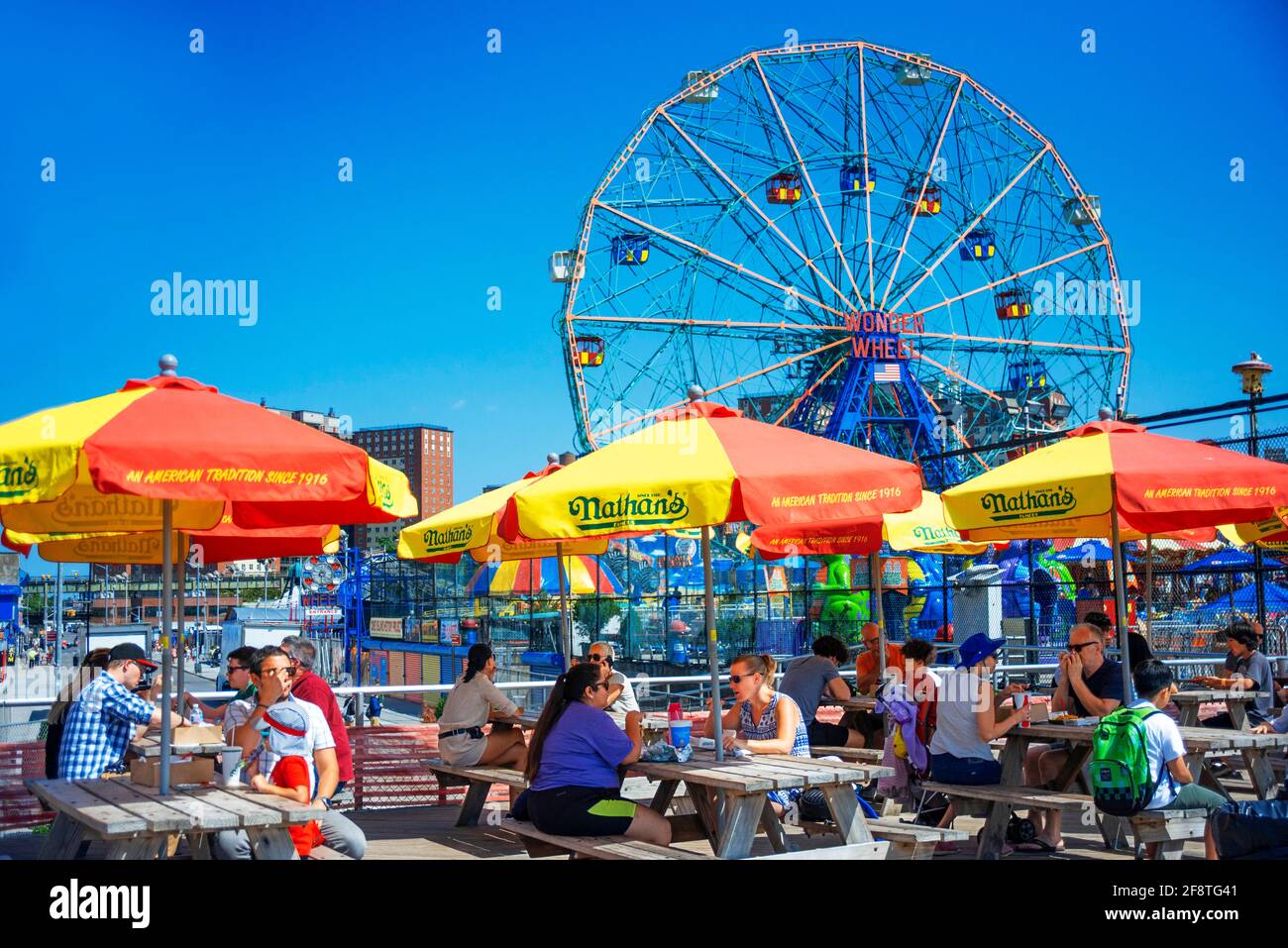 NATHAN'S famos Hot Dog Restaurant und Deno's Wonder Wheel Vergnügungspark Coney Island Luna Beach Boardwalk Brooklyn New York. Nathans seit 1916, Prom Stockfoto