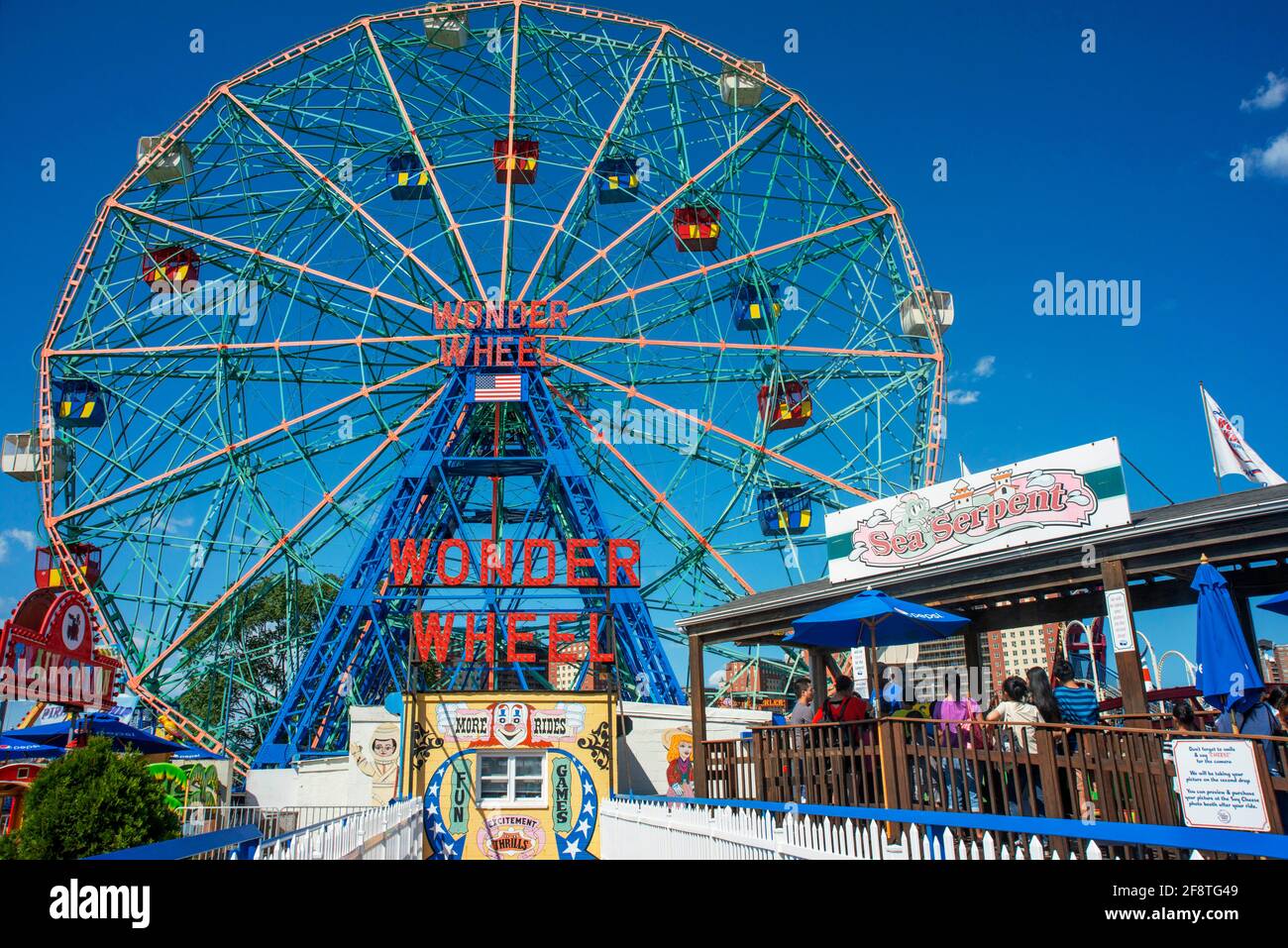 Wonder Wheel im Luna Park. Es ist ein Vergnügungspark auf Coney Island, der am 29. Mai 2010 auf dem ehemaligen Gelände von Astroland eröffnet wurde, benannt nach dem ursprünglichen Park Stockfoto