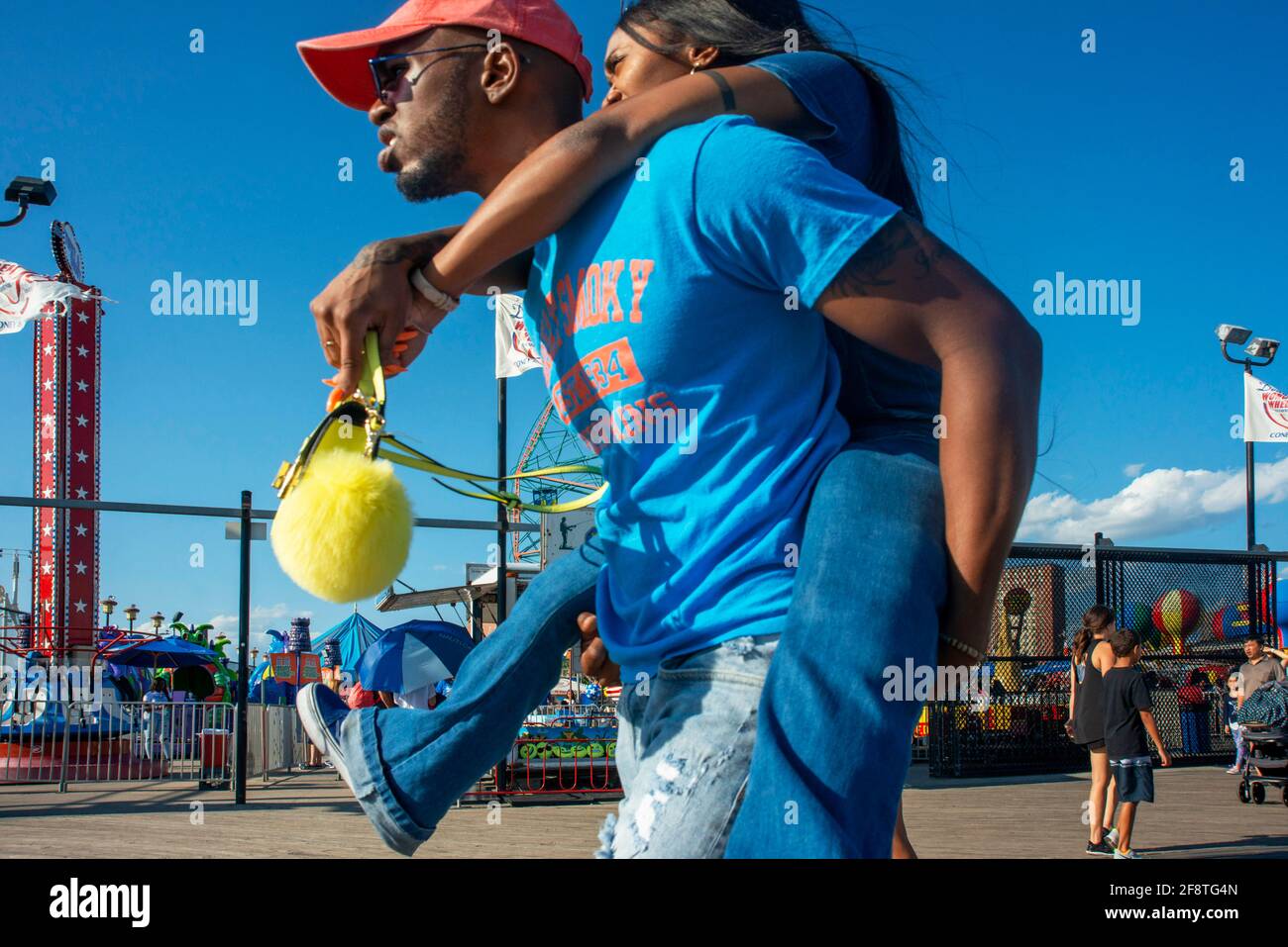 Ein schwarzes Paar hat Spaß im Vergnügungspark Coney Island Luna Beach Boardwalk Brooklyn New York. Stockfoto