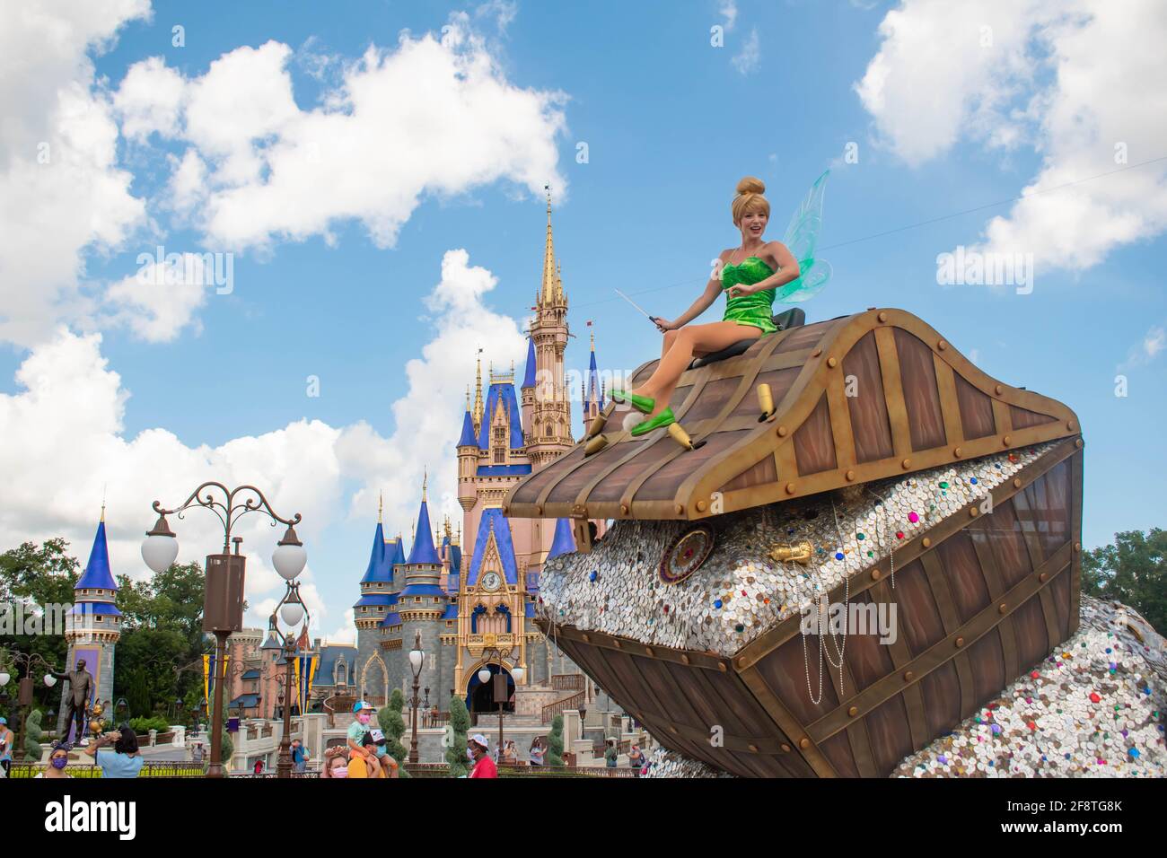 Orlando, Florida. 02. September 2020. Tinker Bell auf einem wunderschönen Festwagen im Magic Kingdom (370) Stockfoto