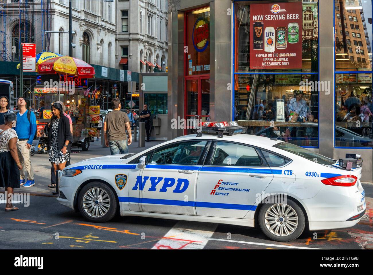 NYPD New York Polizeiauto geparkt in Liberty Street Innenstadt von Manhattan New York USA. Die Fahrzeugflotte der New York City Police Department besteht aus 9,62 Fahrzeugen Stockfoto