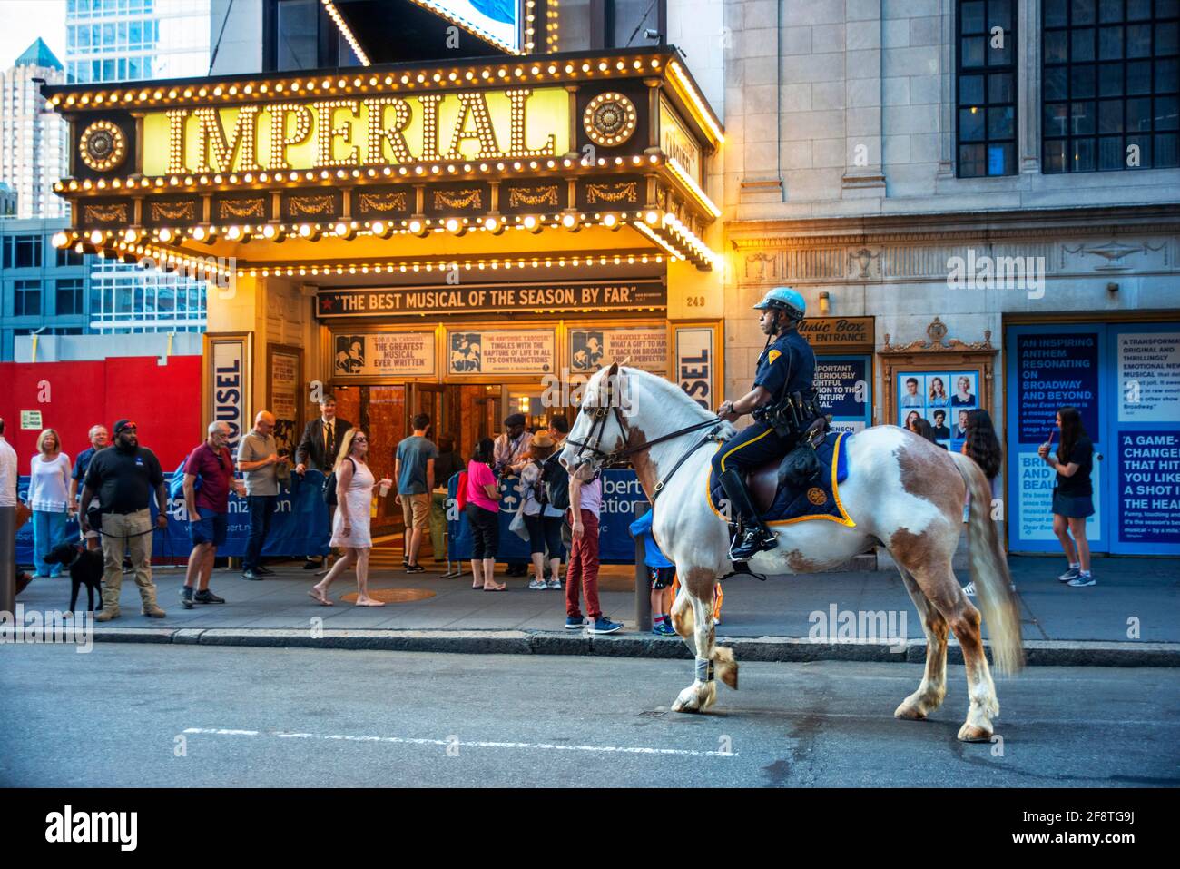 Polizeibeamter vor der Fassade des Kaiserlichen Theaters Broadway Times Square Manhattan New York Stockfoto