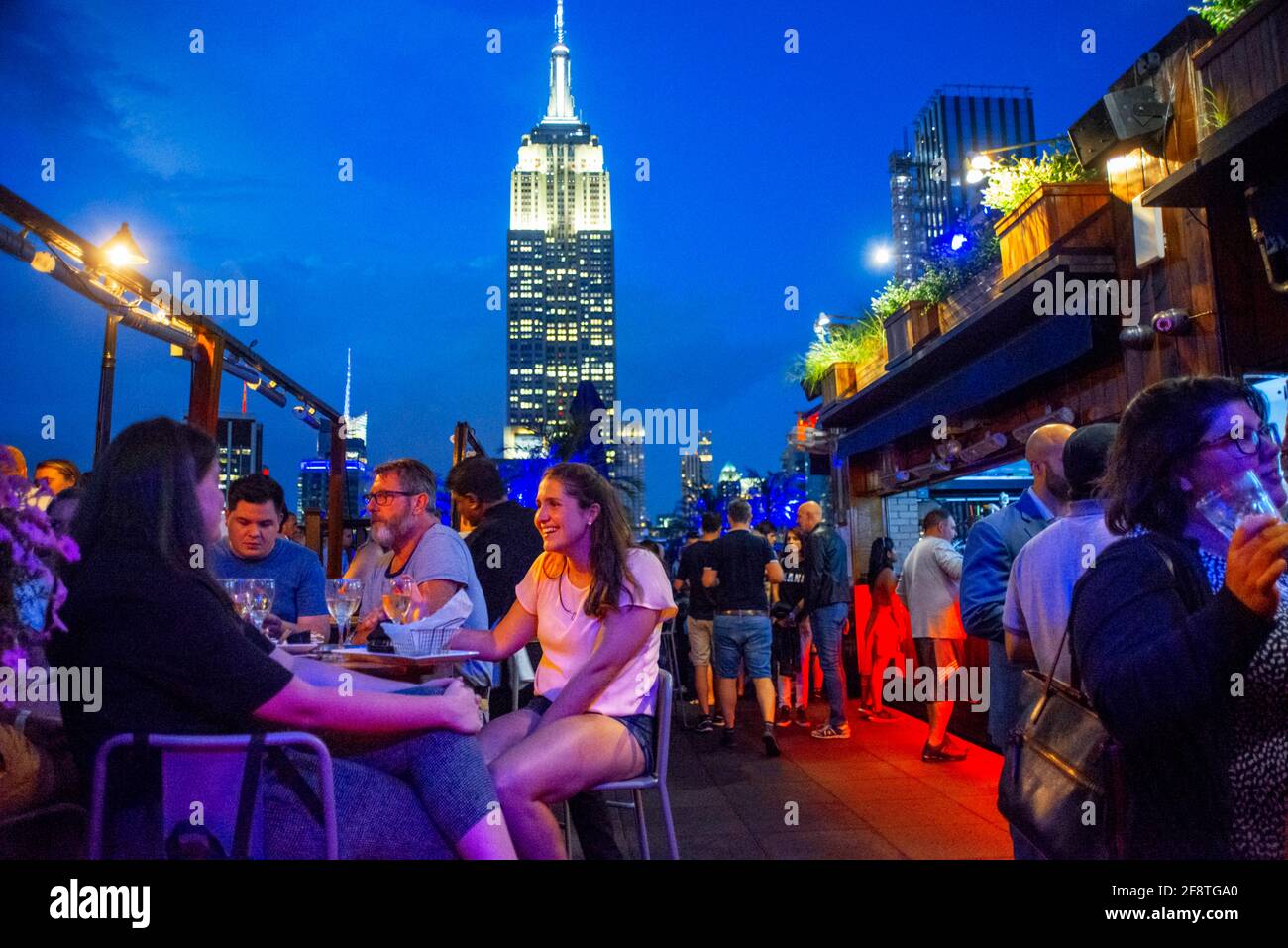 230 FIFTH, Dachbar auf der Fifth Avenue, mit Blick auf das Empire State Building von Manhattan New York City, New York, USA. 230 Fifth' ist ein Plüsch Stockfoto