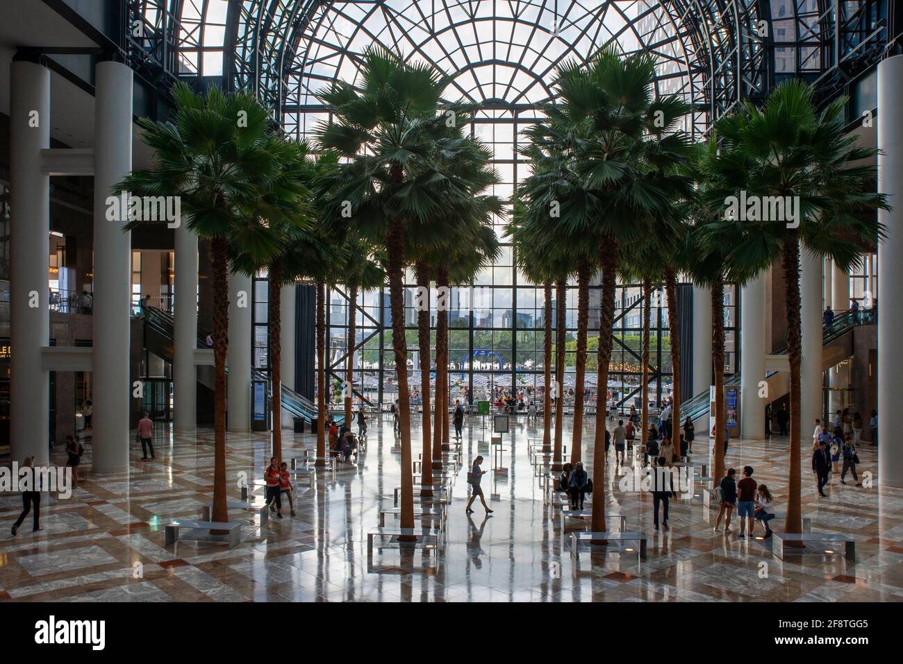 Im Winter Garden Atrium auf der Vesey Street im New Yorker Bürokomplex Brookfield Place, Lower Manhattan, vom Hudson River aus gesehen, New Y Stockfoto