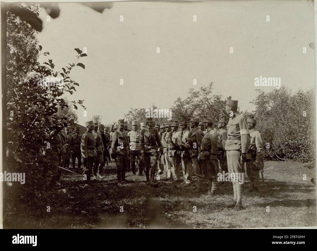 Der Thronfolger und später Kaiser Karl bei der Inspektion der Truppe des Thronfolgers und später Kaiser Karl bei der Inspektion der Truppe, wahrscheinlich der Reserve der 61. Infanteriedivision, der 16. Bergbrigade. Einlass im September 1915 (vor Beginn des 3. IssonzoLay). Die Aufnahme fand vermutlich in Schönpass statt, möglicherweise auch in Dornberk (Dornberg), dem Commamous des 16. Korps Stockfoto