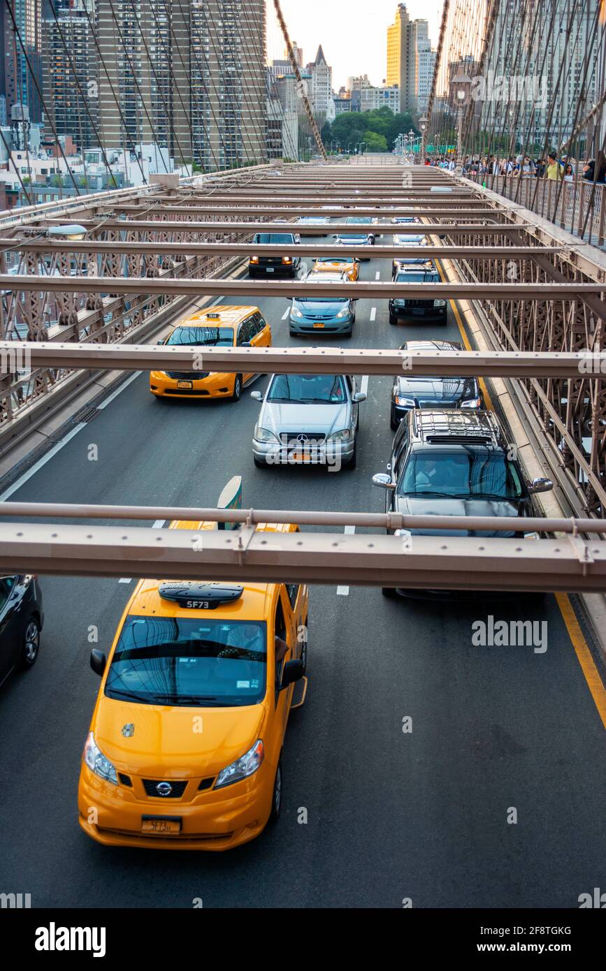 Brooklyn Bridge, New York - Verkehr auf der Brücke mit Skyline von Manhattan im Hintergrund, New York City USA Stockfoto