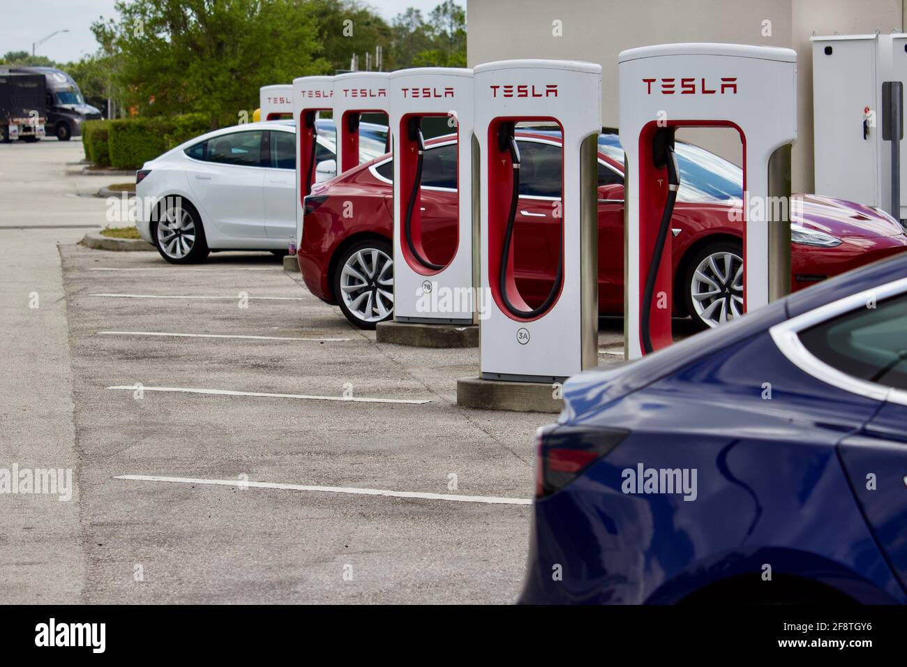 2/23/2021 Florida Turnpike Service plaza. Ladestationen der Marke Tesla für Elektrofahrzeuge Stockfoto