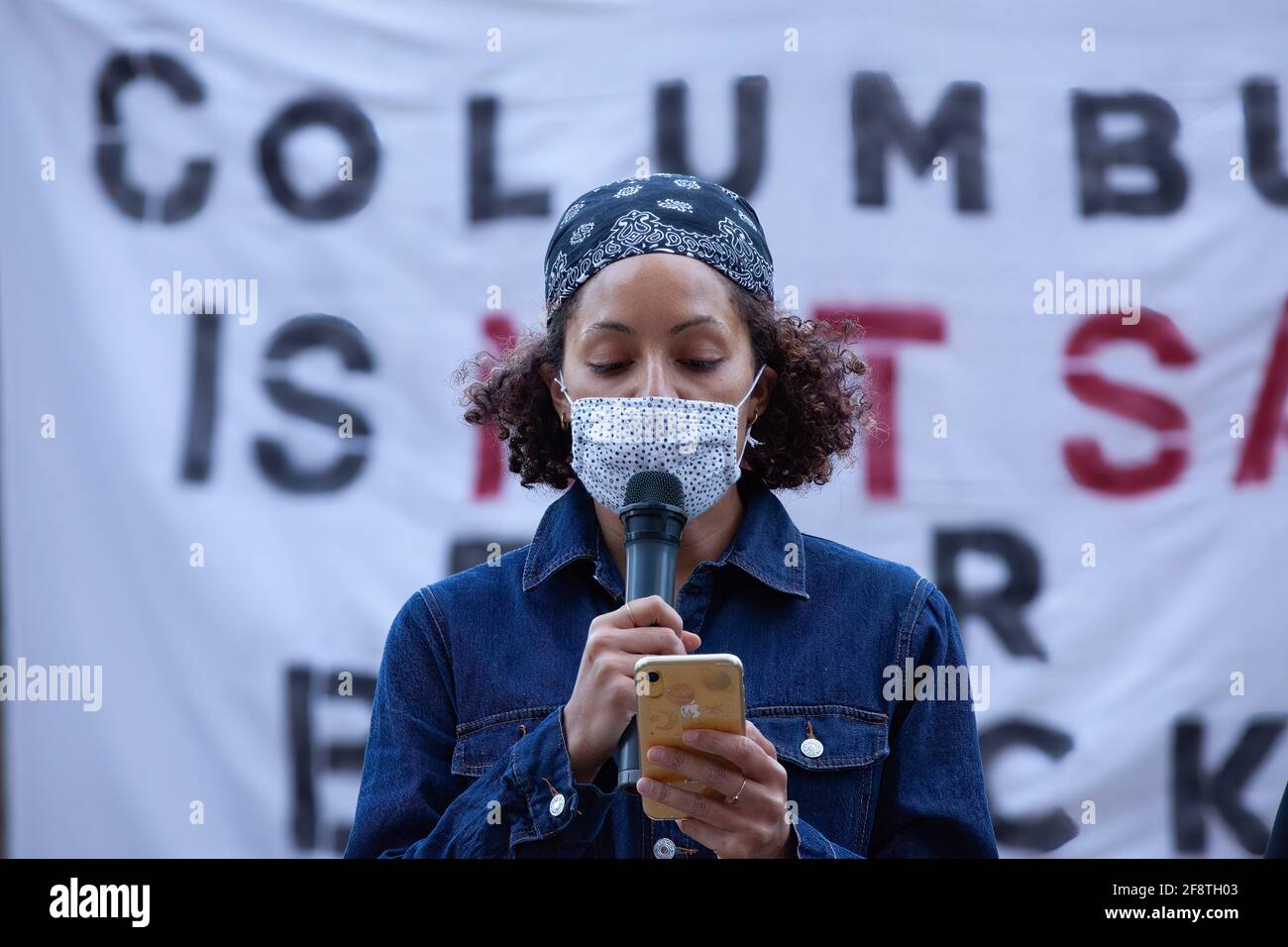 Storm, ein Anführer einer Organisation von Black Lives Matter in Columbus, adressiert eine Menge Demonstranten und Presse vor dem Staatenhaus von Ohio. Mitglieder von Black Lives Matter-Organisationen in Columbus halten eine Pressekonferenz ab, um Fakten über einen früheren dayís-Protest zu korrigieren. Ein Protest am 13. April 2021 endete mit Verwirrung über einen Bruch im Polizeihauptquartier von Columbus. Organisationen von Black Lives Matter behaupten, dass die Verletzung des Columbus Polizeihauptquartiers von einer einzigen Person begangen wurde und dass die Türen zum Polizeihauptquartier nur mit Handschellen geschlossen gehalten wurden. Nach der Presseconf Stockfoto