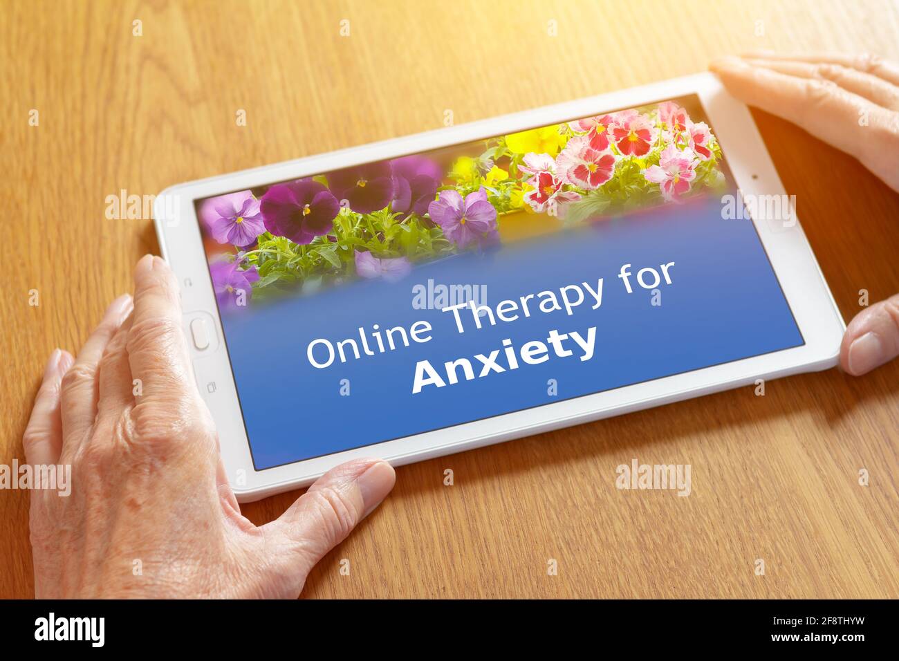 Telemedizin-Konzept für Angststörungen: Online-Beratungs-App auf einem Tablet-pc in den Händen einer älteren Frau. Stockfoto