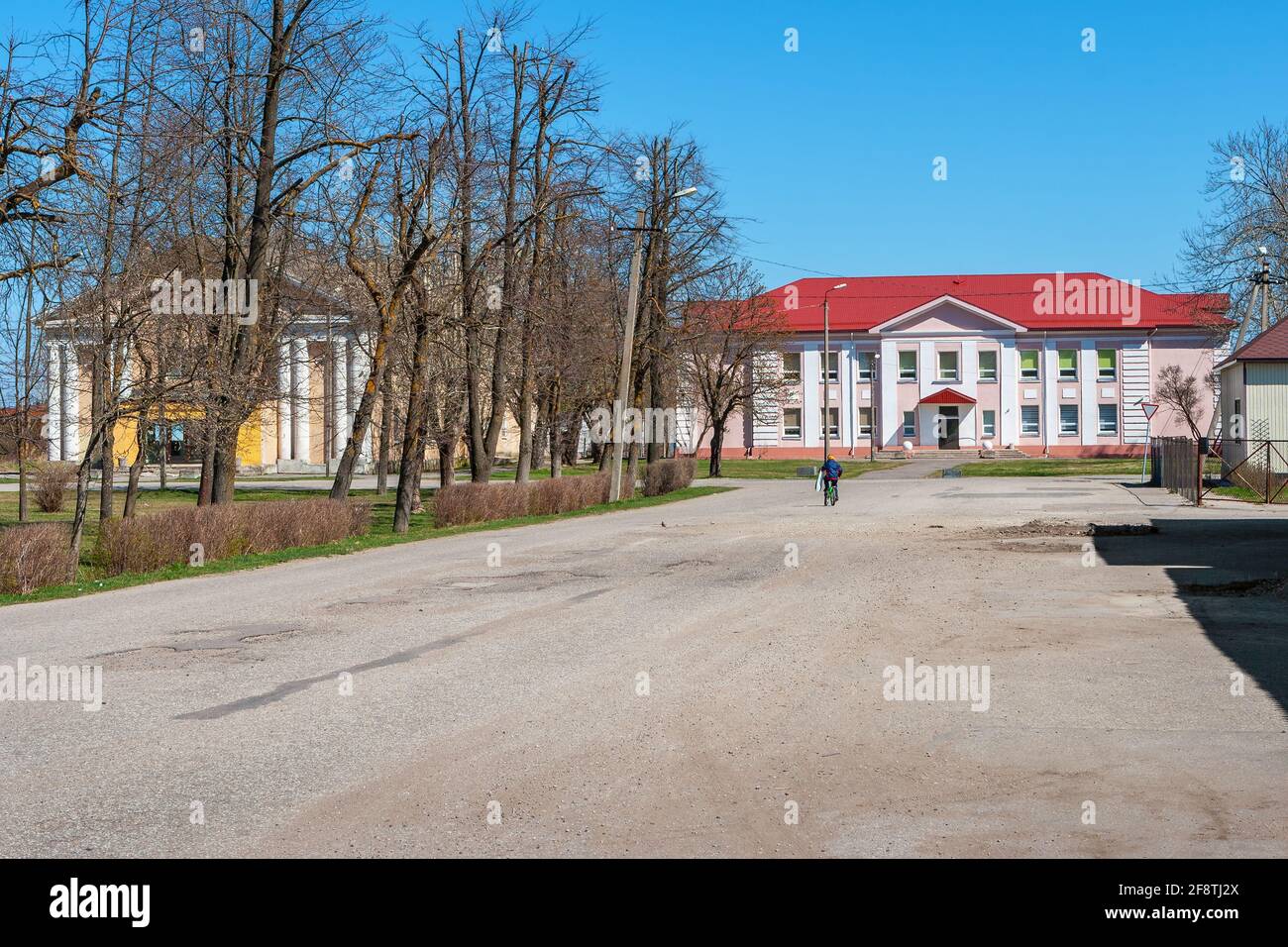 Blick auf die Straße im ehemaligen Bergbaudorf Kukruse. Ida-Viru County, Estland Stockfoto