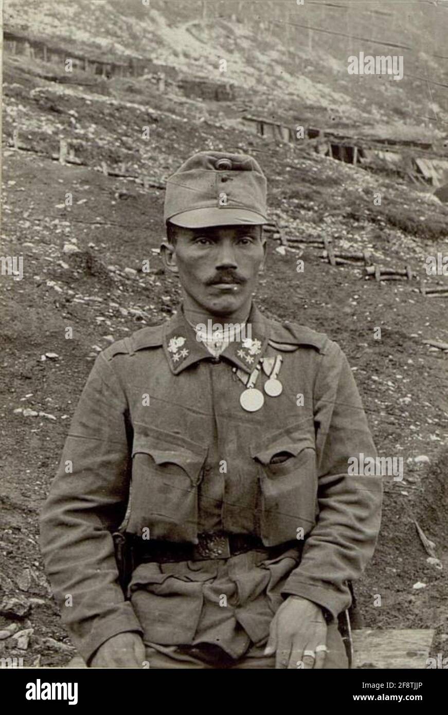 Korporal Nikolaus Moses, III. Maschinengewehr Division / 46 mit der großen und kleinen silbernen Tapecreport Medaille. Stockfoto