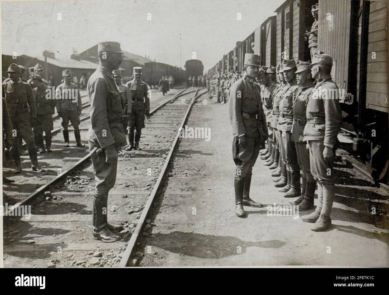 Karl inspiziert am Durchgang durch die Schütze der 5. Division auf der Station am 30.8.1916. Erzherzog Karl war am 1916. Juni, Oberkommandant eines Unterabschnitts der Ostfront und kommandierte mehrere Armeen zwischen Brody und den Karpaten. Als Teil dieses Kommandanten inspizierte Erzherzog Karl seine zugehörigen Einheiten. Stockfoto