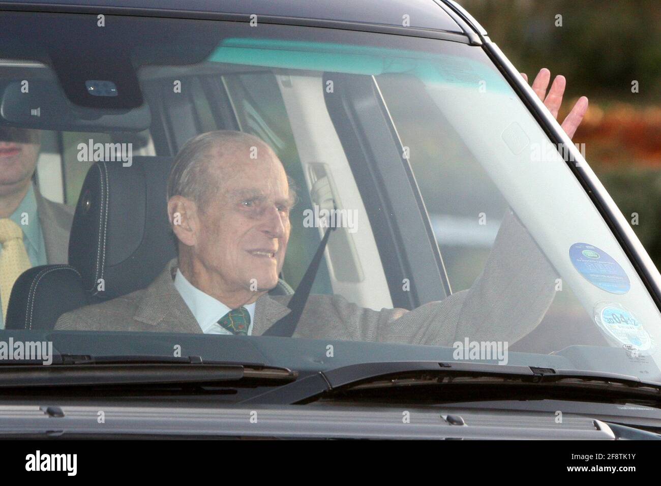 Der Herzog von Edinburgh hat das Krankenhaus in Cambridgeshire nach vier Nächten verlassen. Der 90-Jährige war seit Freitag im Papworth Hospital, als er einen Koronarstententich aufgesetzt hatte. Er wurde ins Krankenhaus gebracht, nachdem er Brustschmerzen hatte, während er auf dem Anwesen der königlichen Familie Sandringham in Norfolk war. Prinz Philip, der auf der Straße aufbrach und den Reportern winkte, als er abreiste, verpasste die Weihnachtsfeiern der königlichen Familie und musste das traditionelle Shooting am zweiten Weihnachtsfeiertag aussitzen. Stockfoto