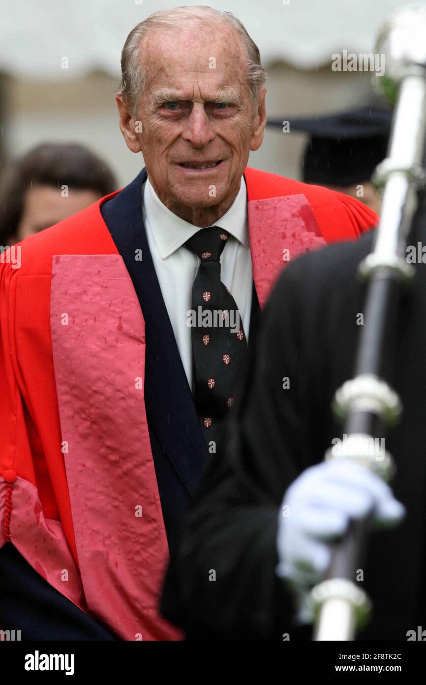 BILD ZEIGT PRINZ PHILIP AN DER UNIVERSITÄT CAMBRIDGE AM DONNERSTAG, DEN 23. JUNI 2011, BEI DER EHRENDOKTORFEIER, DIE SEINE LETZTE ÖFFENTLICHE AUFGABE AN DER UNIVERSITÄT VOR SEINER PENSIONIERUNG ALS KANZLER WAR. Der Herzog von Edinburgh hat heute (Donnerstag) seine letzte öffentliche Aufgabe als Kanzler der Universität Cambridge erfüllt. Prinz Philip, der kürzlich seinen 90. Geburtstag feierte, wird sich nächste Woche nach bemerkenswerten 34 Jahren von der Rolle zurückstellen. Im Rahmen einer feierlichen Zeremonie im Senat H der Universität verlieh er heute Morgen zum letzten Mal acht Ehrentitel, darunter einen für den Theaterdirektor Trevor Nunn Stockfoto