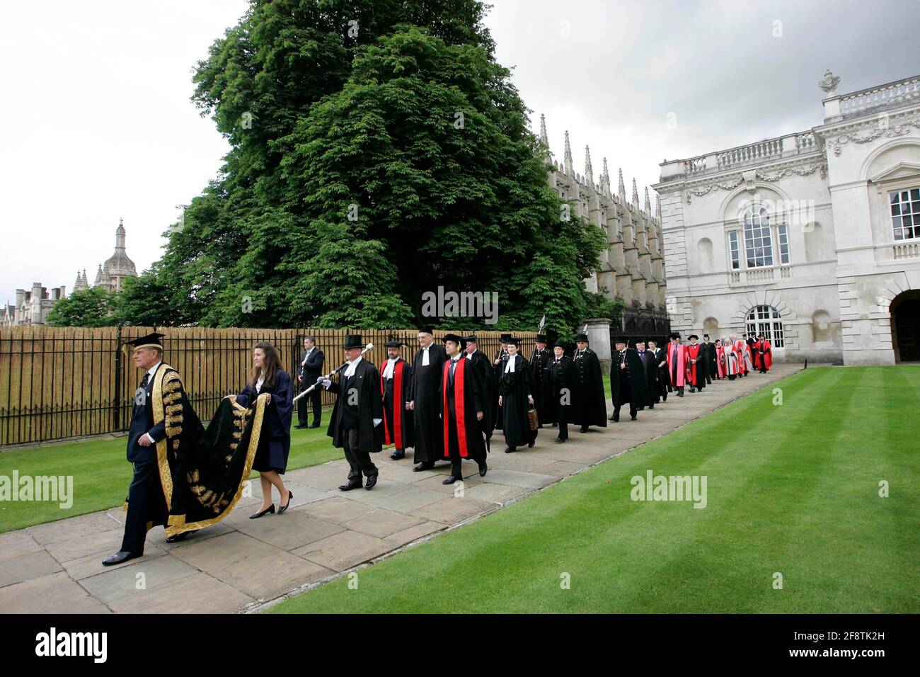 BILD ZEIGT PRINZ PHILIP AN DER UNIVERSITÄT CAMBRIDGE AM DONNERSTAG, DEN 23. JUNI 2011, BEI DER EHRENDOKTORFEIER, DIE SEINE LETZTE ÖFFENTLICHE AUFGABE AN DER UNIVERSITÄT VOR SEINER PENSIONIERUNG ALS KANZLER WAR. Der Herzog von Edinburgh hat heute (Donnerstag) seine letzte öffentliche Aufgabe als Kanzler der Universität Cambridge erfüllt. Prinz Philip, der kürzlich seinen 90. Geburtstag feierte, wird sich nächste Woche nach bemerkenswerten 34 Jahren von der Rolle zurückstellen. Im Rahmen einer feierlichen Zeremonie im Senat H der Universität verlieh er heute Morgen zum letzten Mal acht Ehrentitel, darunter einen für den Theaterdirektor Trevor Nunn Stockfoto