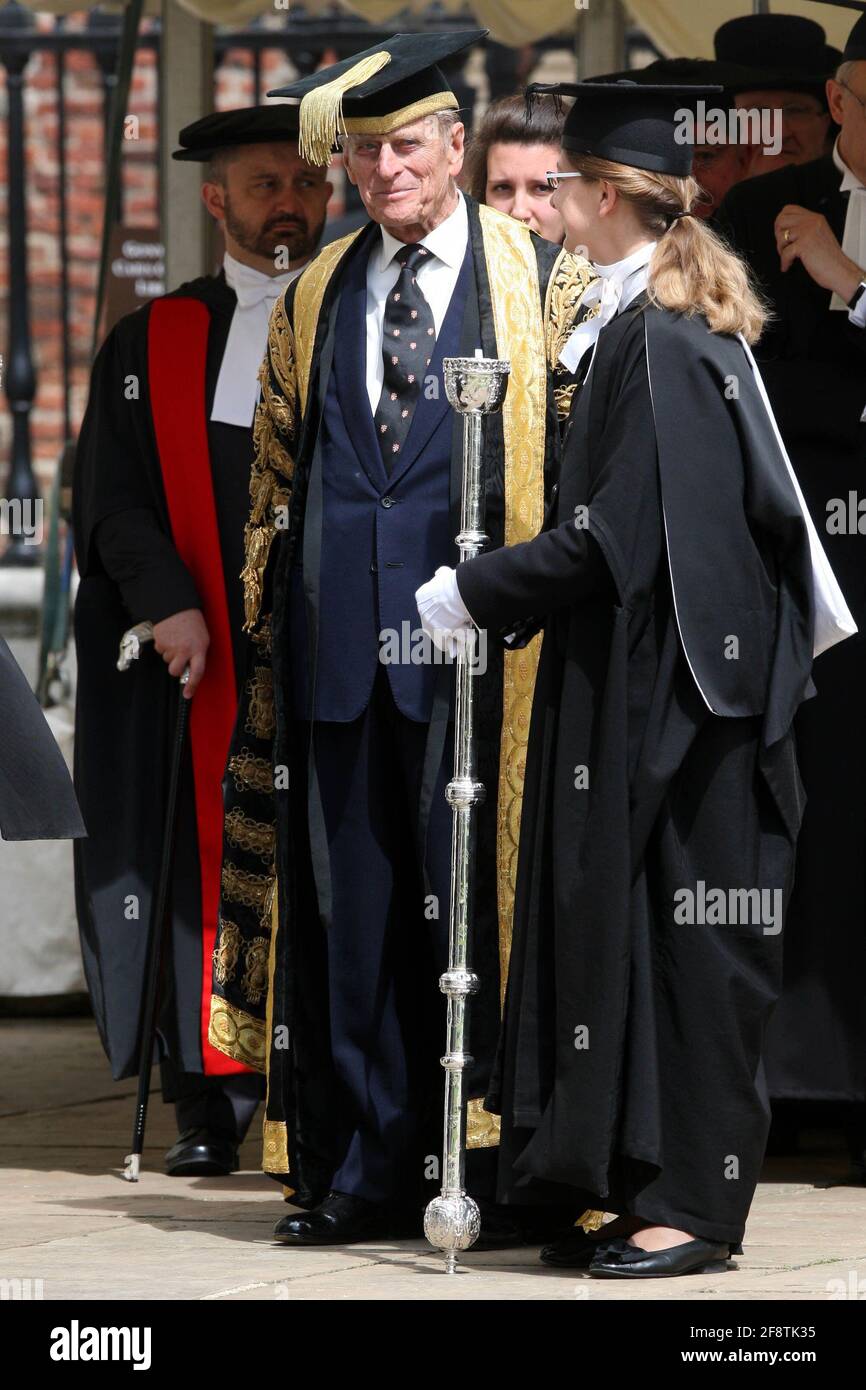 BILD ZEIGT PRINZ PHILIP AN DER UNIVERSITÄT CAMBRIDGE AM DONNERSTAG, DEN 23. JUNI 2011, BEI DER EHRENDOKTORFEIER, DIE SEINE LETZTE ÖFFENTLICHE AUFGABE AN DER UNIVERSITÄT VOR SEINER PENSIONIERUNG ALS KANZLER WAR. Der Herzog von Edinburgh hat heute (Donnerstag) seine letzte öffentliche Aufgabe als Kanzler der Universität Cambridge erfüllt. Prinz Philip, der kürzlich seinen 90. Geburtstag feierte, wird sich nächste Woche nach bemerkenswerten 34 Jahren von der Rolle zurückstellen. Im Rahmen einer feierlichen Zeremonie im Senat H der Universität verlieh er heute Morgen zum letzten Mal acht Ehrentitel, darunter einen für den Theaterdirektor Trevor Nunn Stockfoto