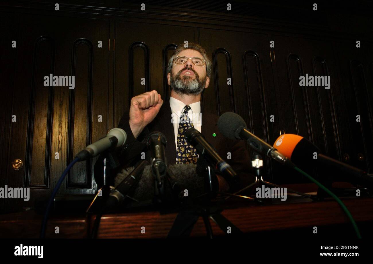 GERRY ADAMS BEI EINER PRESSEKONFERENZ IN WESTMINSTER ZUM THEMA WAFFENSTILLLEGUNG. 24/10/01 PILSTON Stockfoto