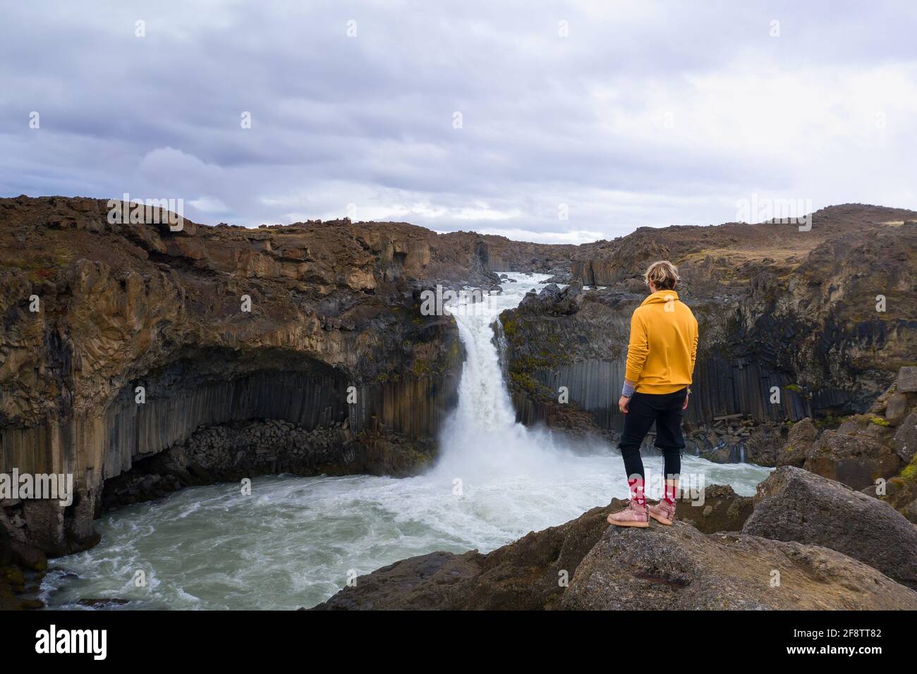 Wanderer schaut auf den Aldeyjarfoss Wasserfall in Island Stockfoto