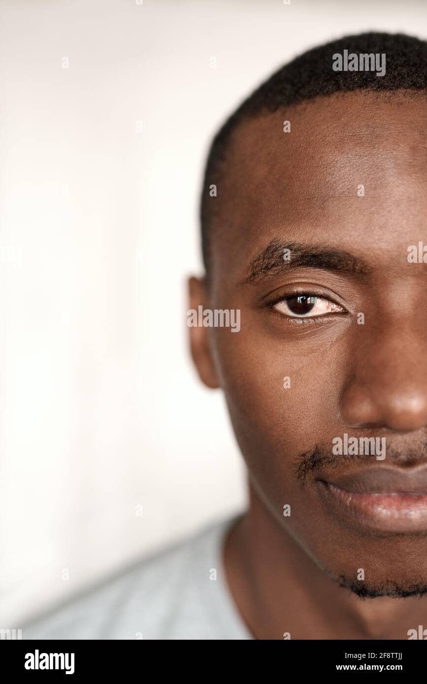 Porträt eines halben Gesichts eines jungen afrikanischen Mannes Stockfoto