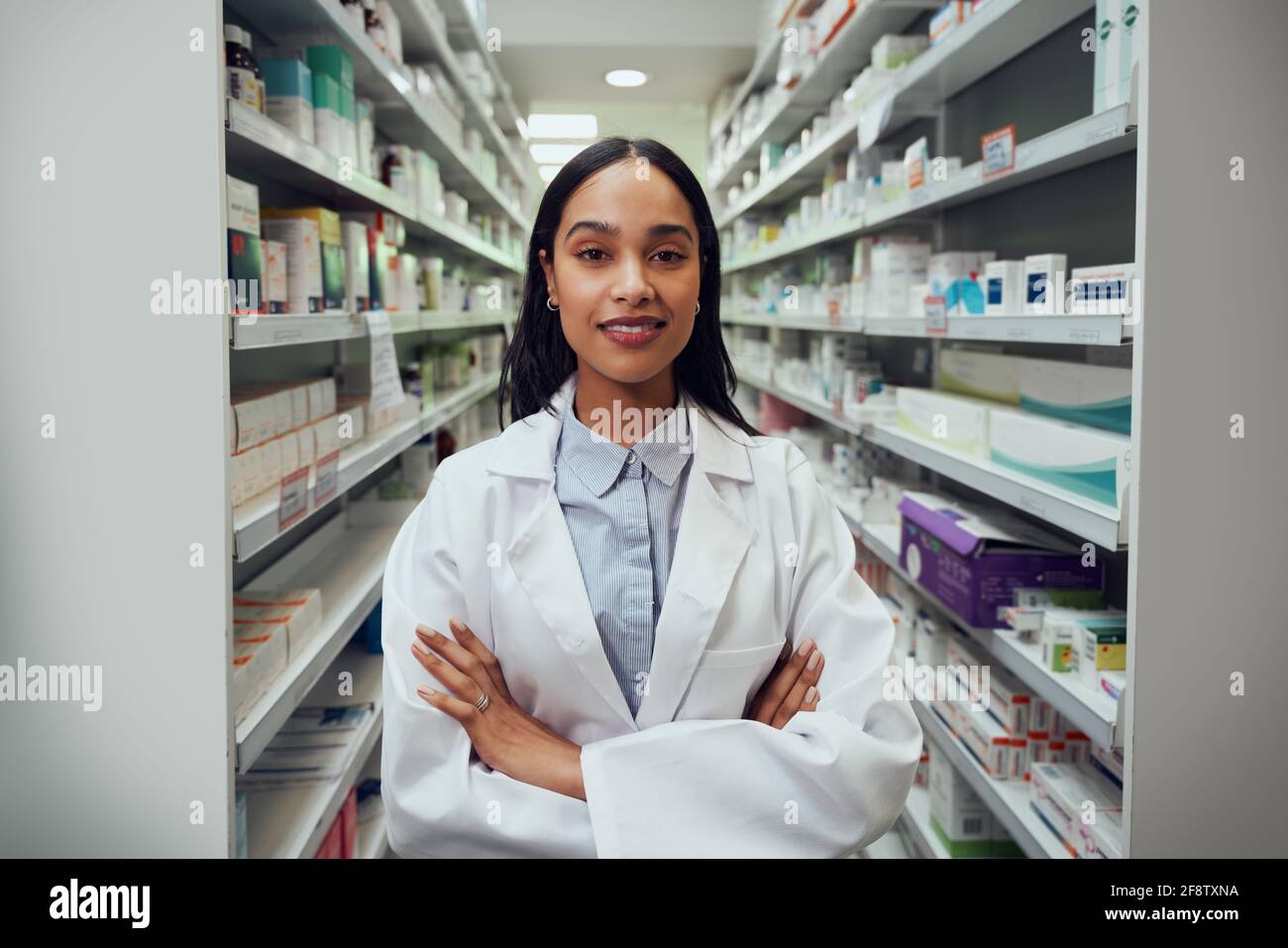 Porträt einer jungen Apothekerin mit Labcoat im Chemiker Stockfoto