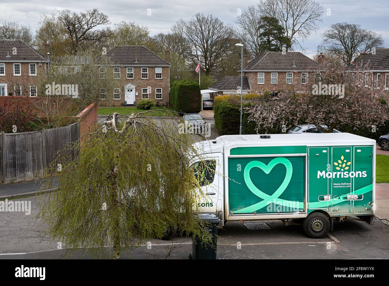 Morrisons Lieferwagen parkte in einer Straße, während der Fahrer Lebensmittel liefert. Stockfoto
