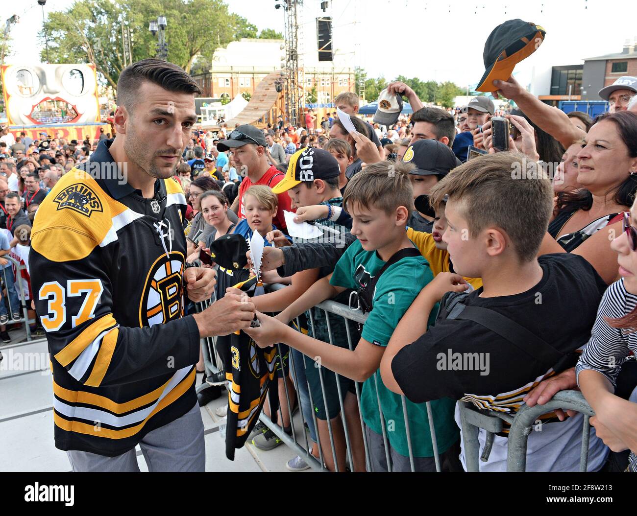 Stürmer Boston Bruins Patrice Bergeron treffen Fans Stockfoto