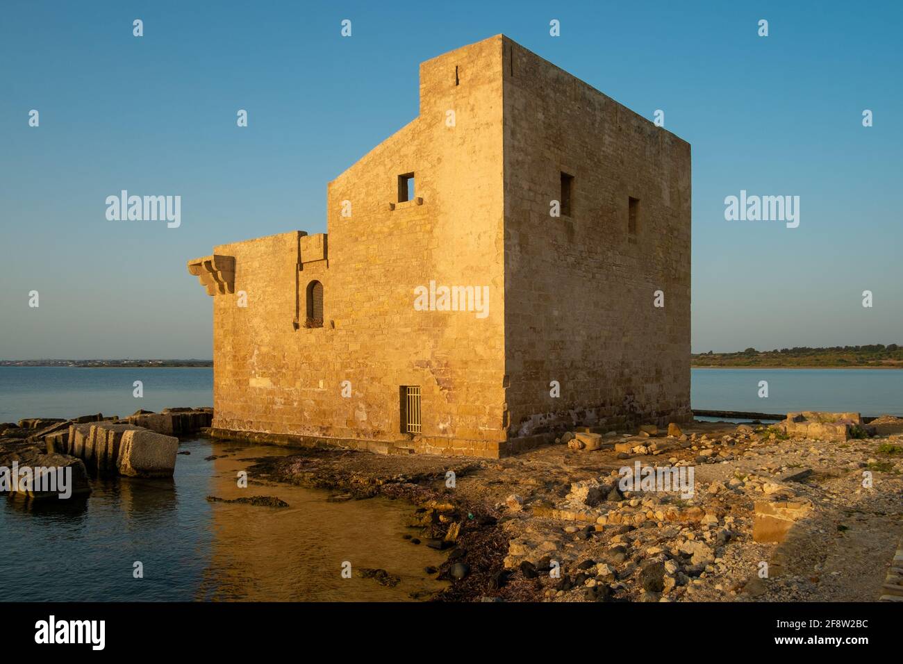 Der Schwäbische Turm im Naturschutzgebiet Vendicari am frühen Morgen. Provinz Syrakus, Sizilien, Italien. Stockfoto