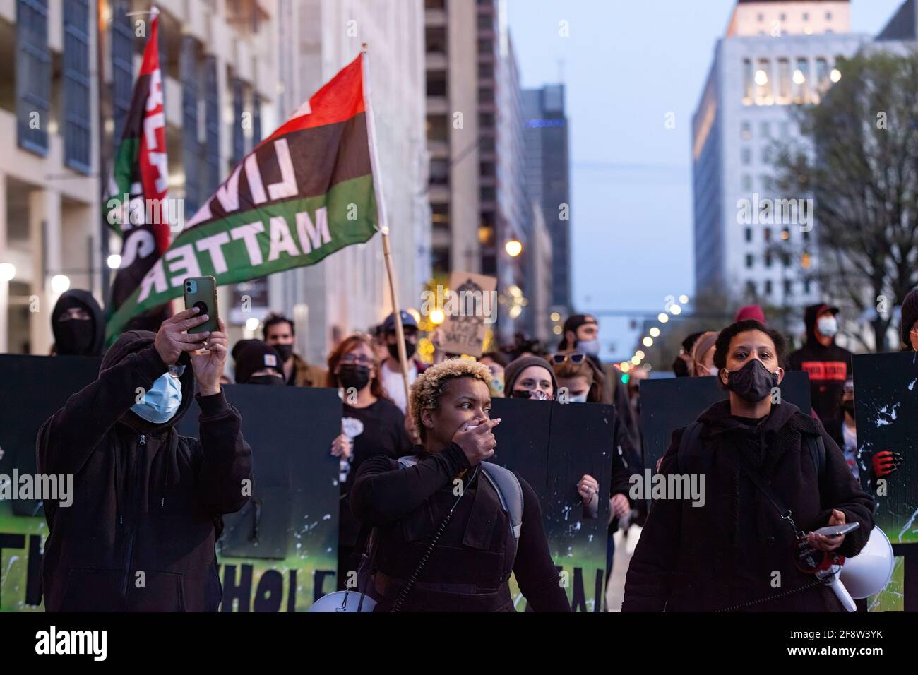 HANA Abdur-Rahim, vom Central Ohio Freedom Fund, führt nach einer Pressekonferenz einen marsch durch die Innenstadt von Columbus durch. Mitglieder von Black Lives Matter-Organisationen in Columbus halten eine Pressekonferenz ab, um Fakten über den Protest eines Vortages zu korrigieren. Ein Protest am 13. April 2021 endete mit Verwirrung über einen Bruch im Polizeihauptquartier von Columbus. Organisationen von Black Lives Matter behaupten, dass die Verletzung des Columbus Polizeihauptquartiers von einer einzigen Person begangen wurde und dass die Türen zum Polizeihauptquartier nur mit Handschellen geschlossen gehalten wurden. Nach der Pressekonferenz Stockfoto