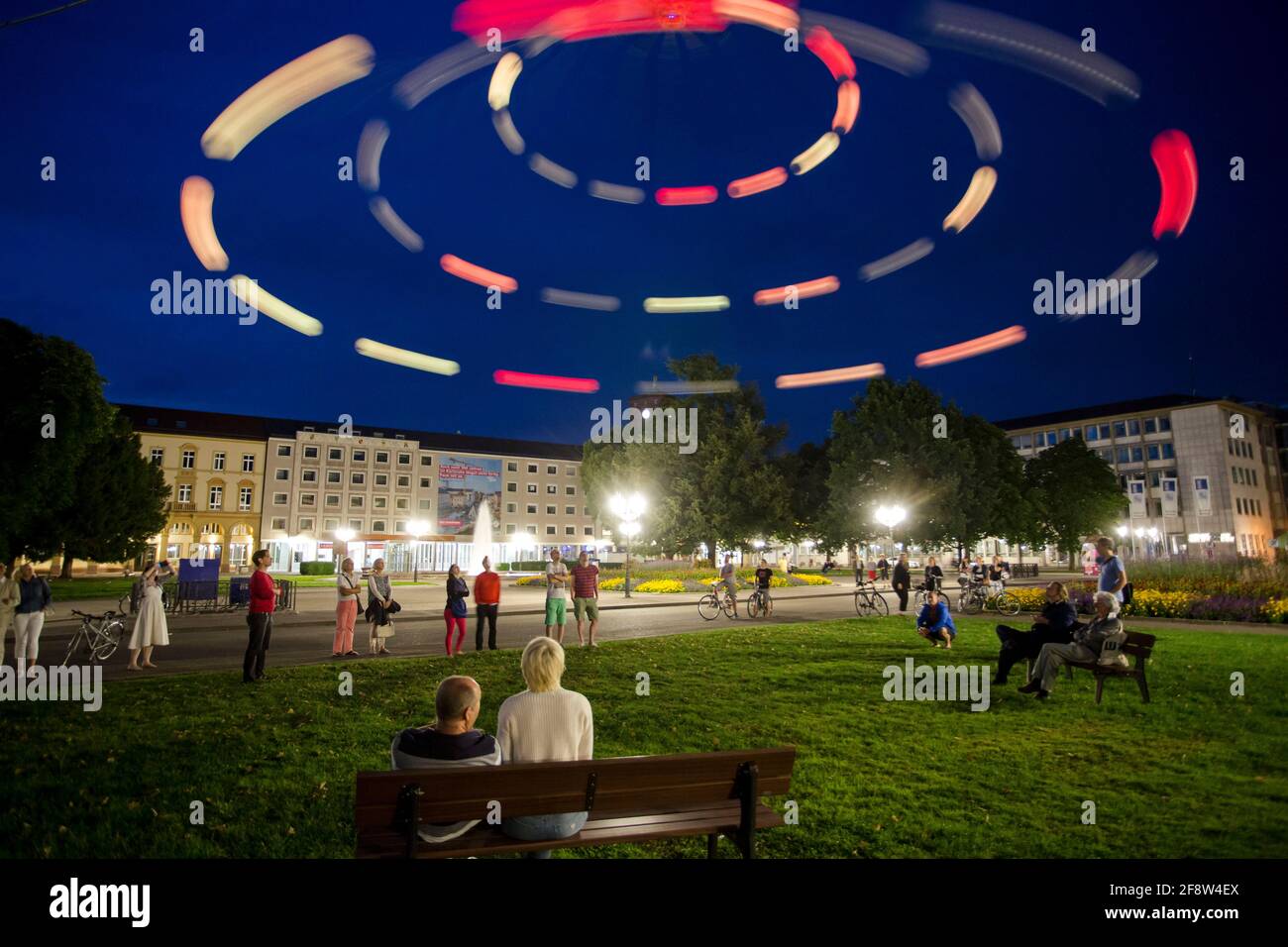 DEU, Deutschland, Karlsruhe, 28.06.2015: Das Kunstwerk 'Heaven´s Carousel' von Tim Otto Roth, bei dem in 10 Metern Hoehe, an einem Baukran haengend, b Stockfoto