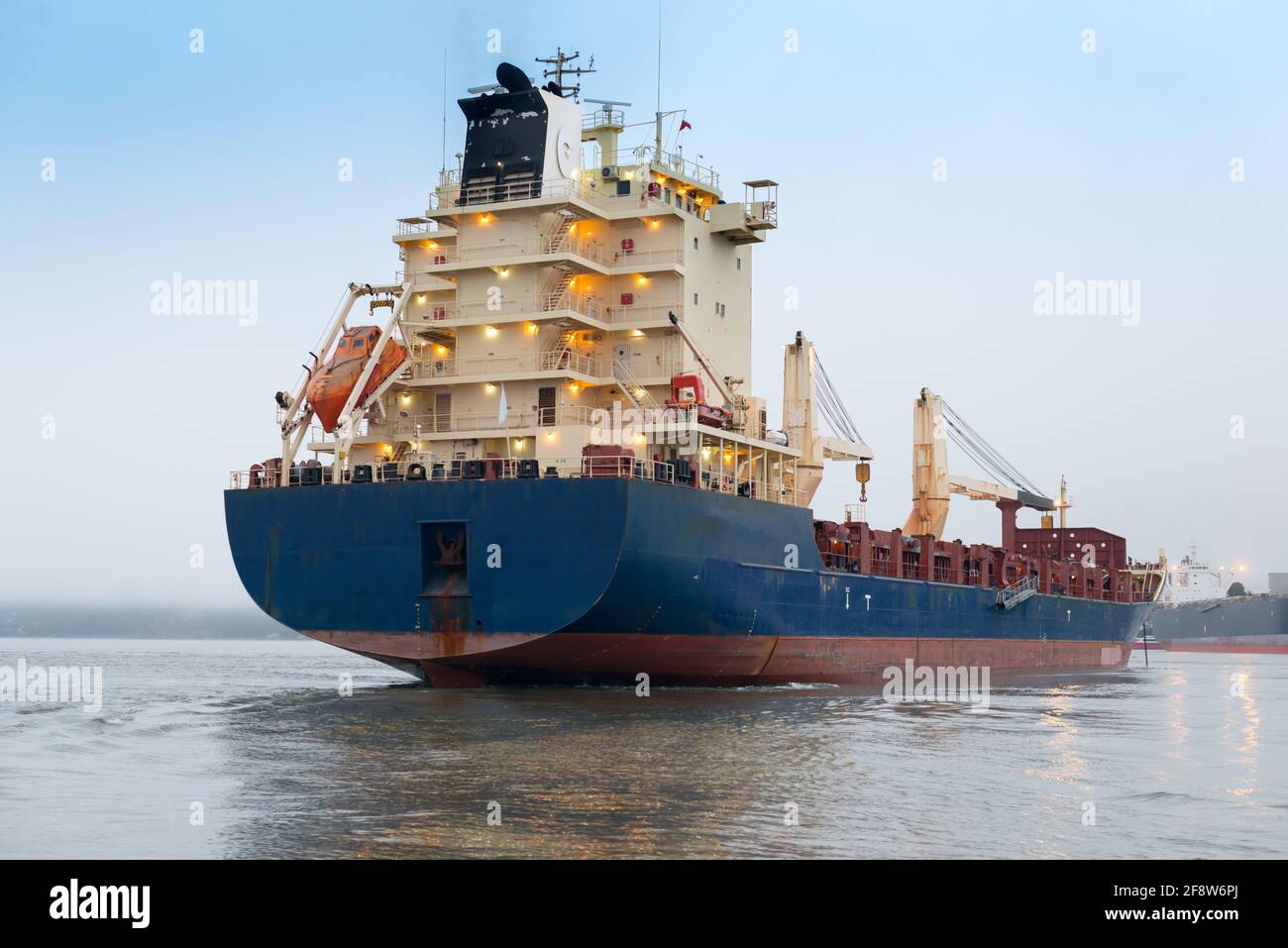 Ein großes Frachtschiff vor Anker im Hafen von Corral im Süden Chiles. Stockfoto