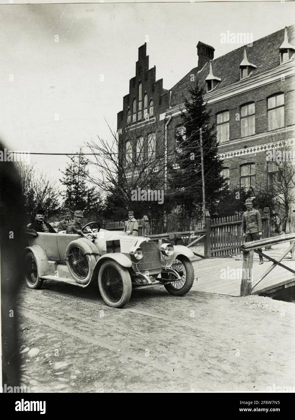 Der Armeekommandeur verlässt das Armeekommandogebäude, 8.April 1917.. Stockfoto