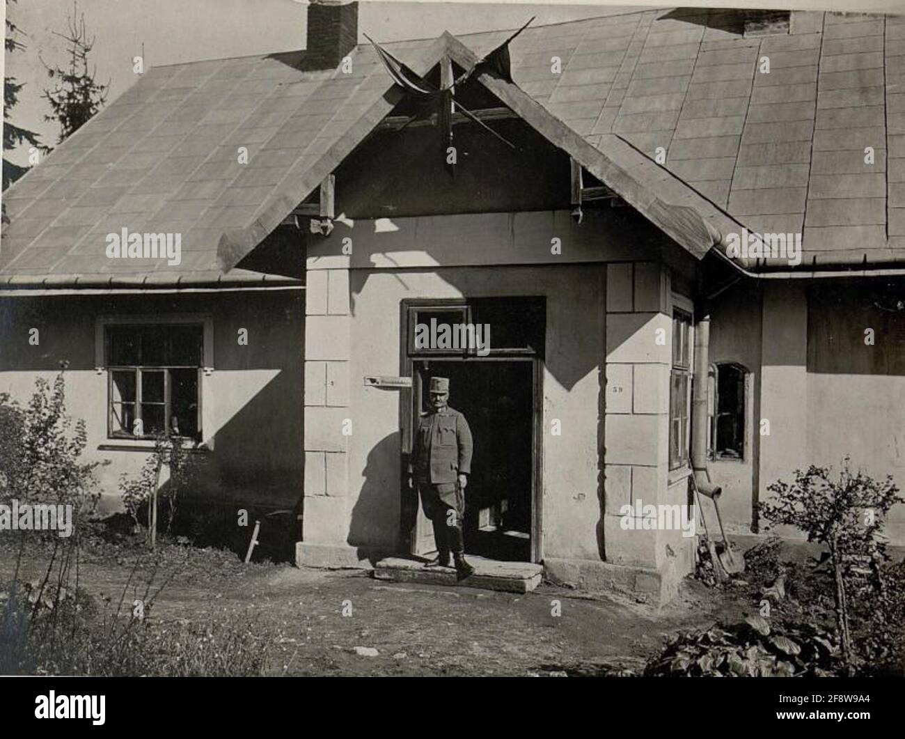 Feldmarschalleutnant, Divisionär Eduard Böl (T) Z vor dem Kommando der 19. Infanteriedivision in Hodow, 23. September 1916. Stockfoto
