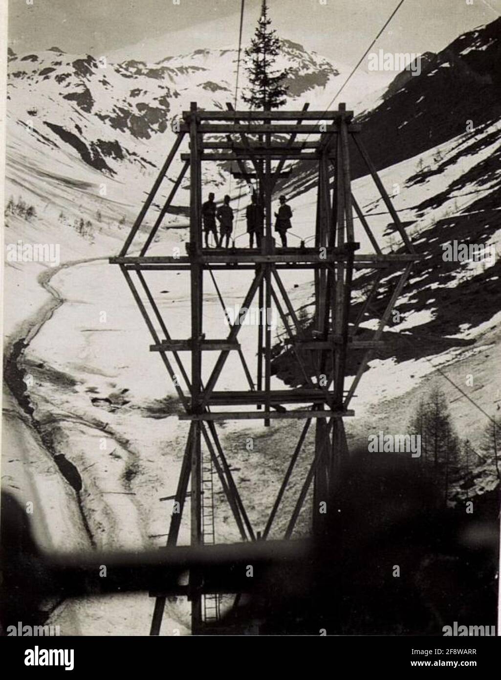 40m hohe Unterstützung des oberen Abschnitts der Seilbahn Malga Strino. . Stockfoto