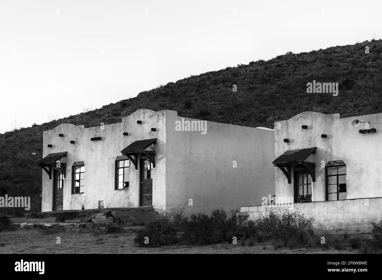 White City Deluxe Cottages, verlassene touristenhütten im adobe-Stil außerhalb des Carlsbad Caverns National Park, New Mexico, USA [keine Eigentumsfreigabe; verfügbar Stockfoto