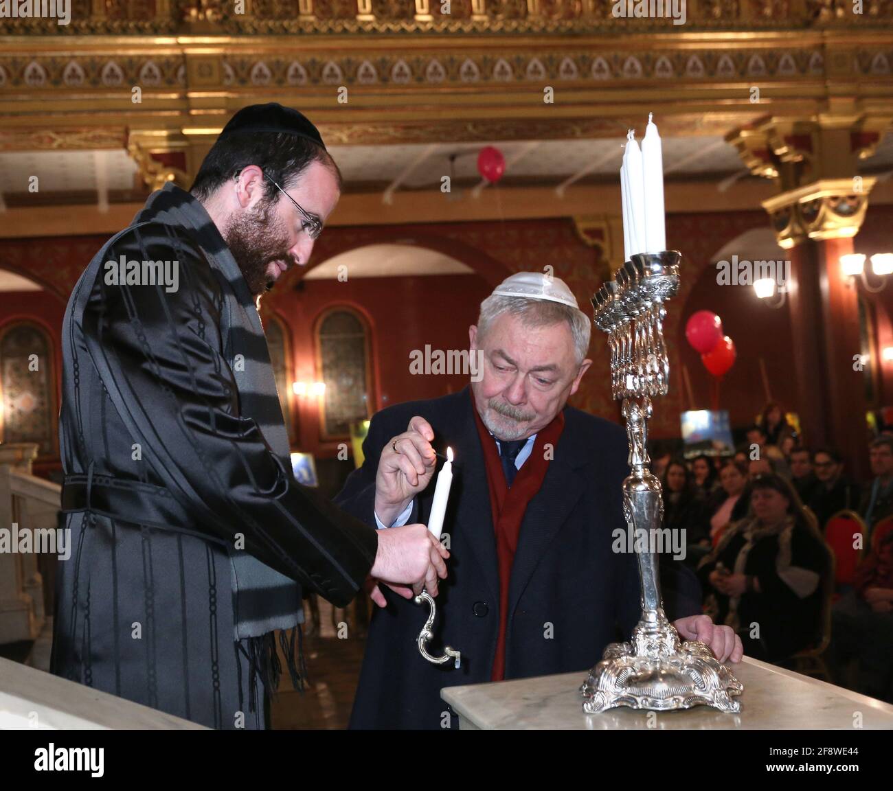 Krakau. Krakau. Polen. Synagoge Tempel. Chanukah, das jüdische Lichterfest. Die Kerzen in acht verzweigten Kerzenleuchtern anzünden. Stockfoto