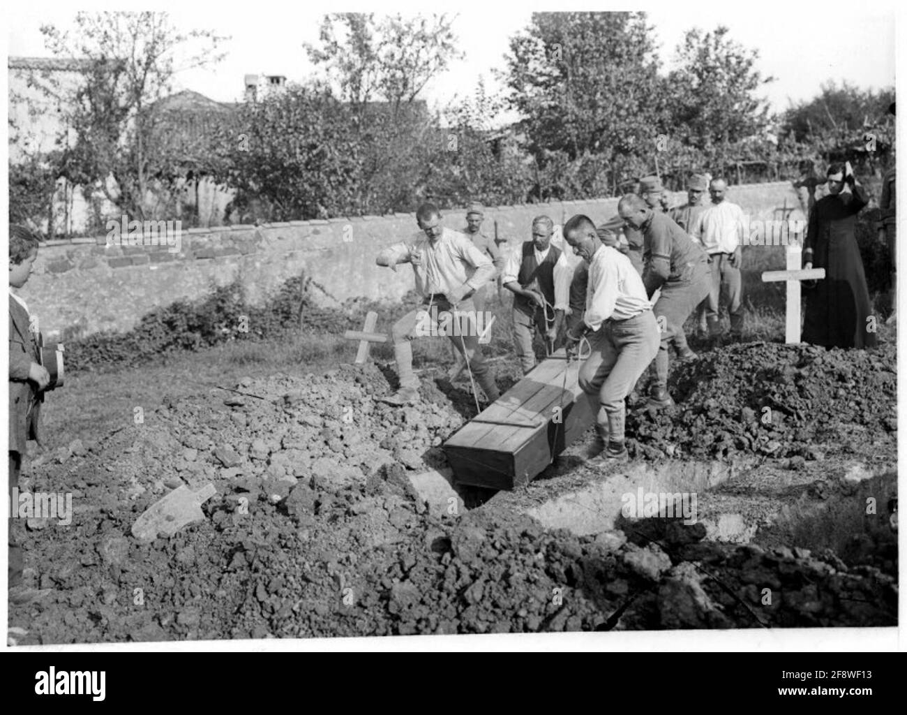 Begräbnis eines Soldaten auf dem örtlichen Friedhof im Wippachtal in Dornberk. Fotograf: 16. Korps. Stockfoto