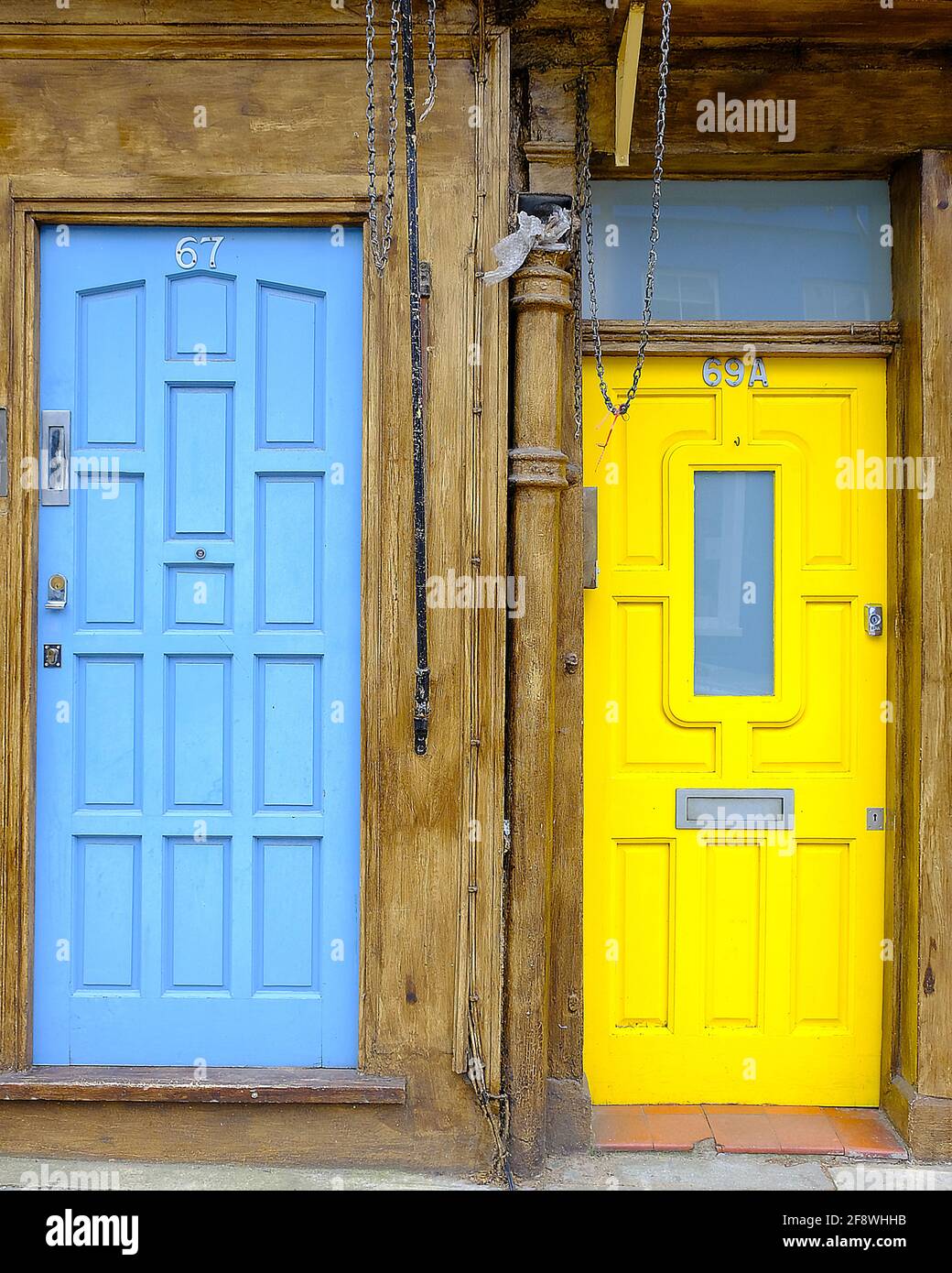 2 Türen blau und gelb Stockfoto