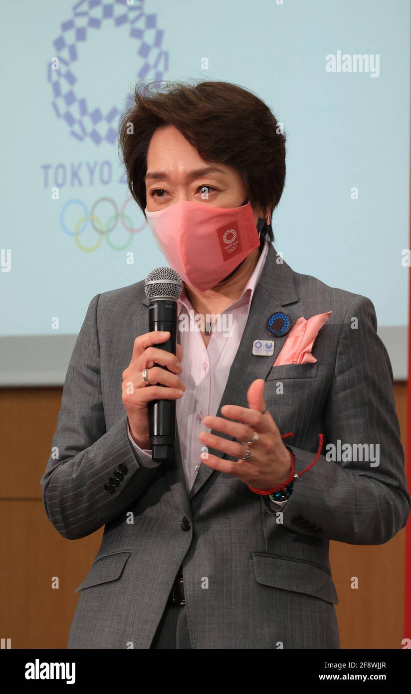 Tokio, Japan. April 2021. Seiko Hashimoto, Präsidentin des Organisationskomitees der Olympischen Spiele 2020 in Tokio, spricht, als sie am Donnerstag, dem 15. April 2021, in Tokio die traditionelle Handwerkssammlung Japans unter Lizenz der Olympischen Spiele 2020 in Tokio aus 47 Präfekturen zeigt. Insgesamt 303 traditionelle Handwerke mit dem Logo der Olympischen Spiele 2020 in Tokio und seinen Maskottchen begannen ab April 15 zu verkaufen. Quelle: Yoshio Tsunoda/AFLO/Alamy Live News Stockfoto